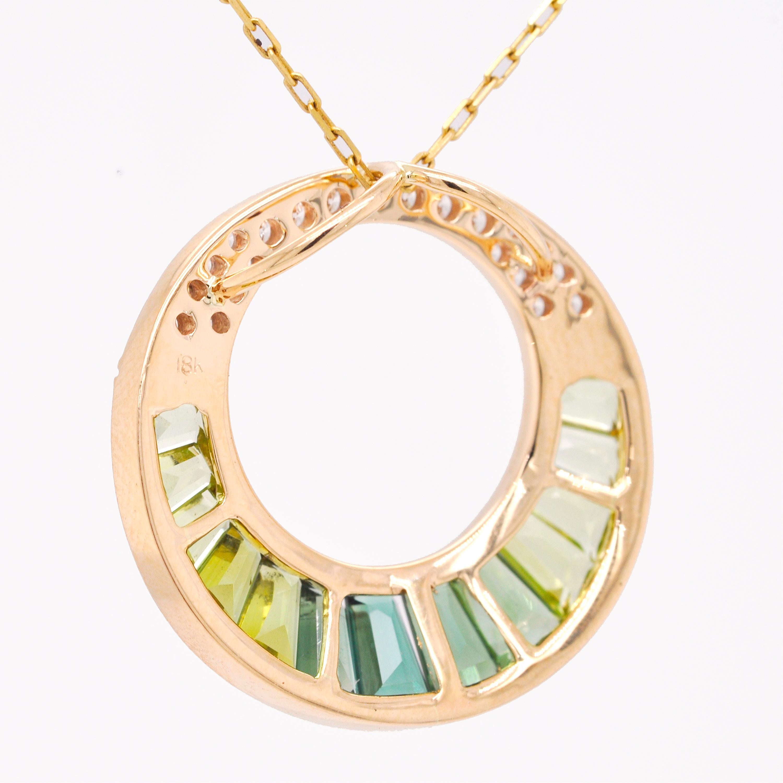 Pendentif de style Art déco en or 18 carats avec tourmaline verte, péridots et diamants taille baguette en vente 4