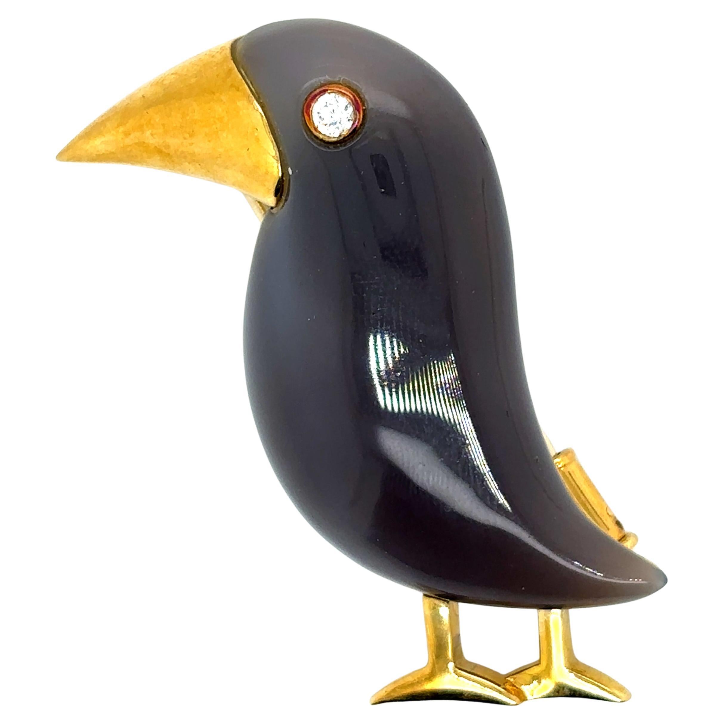 18k Gold Grey Agate Standing Bird Pin en venta