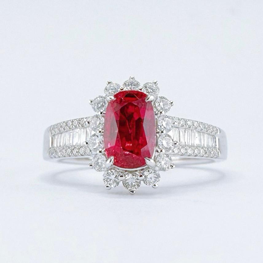 18K Gold Guild Certified 1.15CT Pigeon Blood Red Ruby Ring with Diamonds In New Condition For Sale In Kowloon, HK