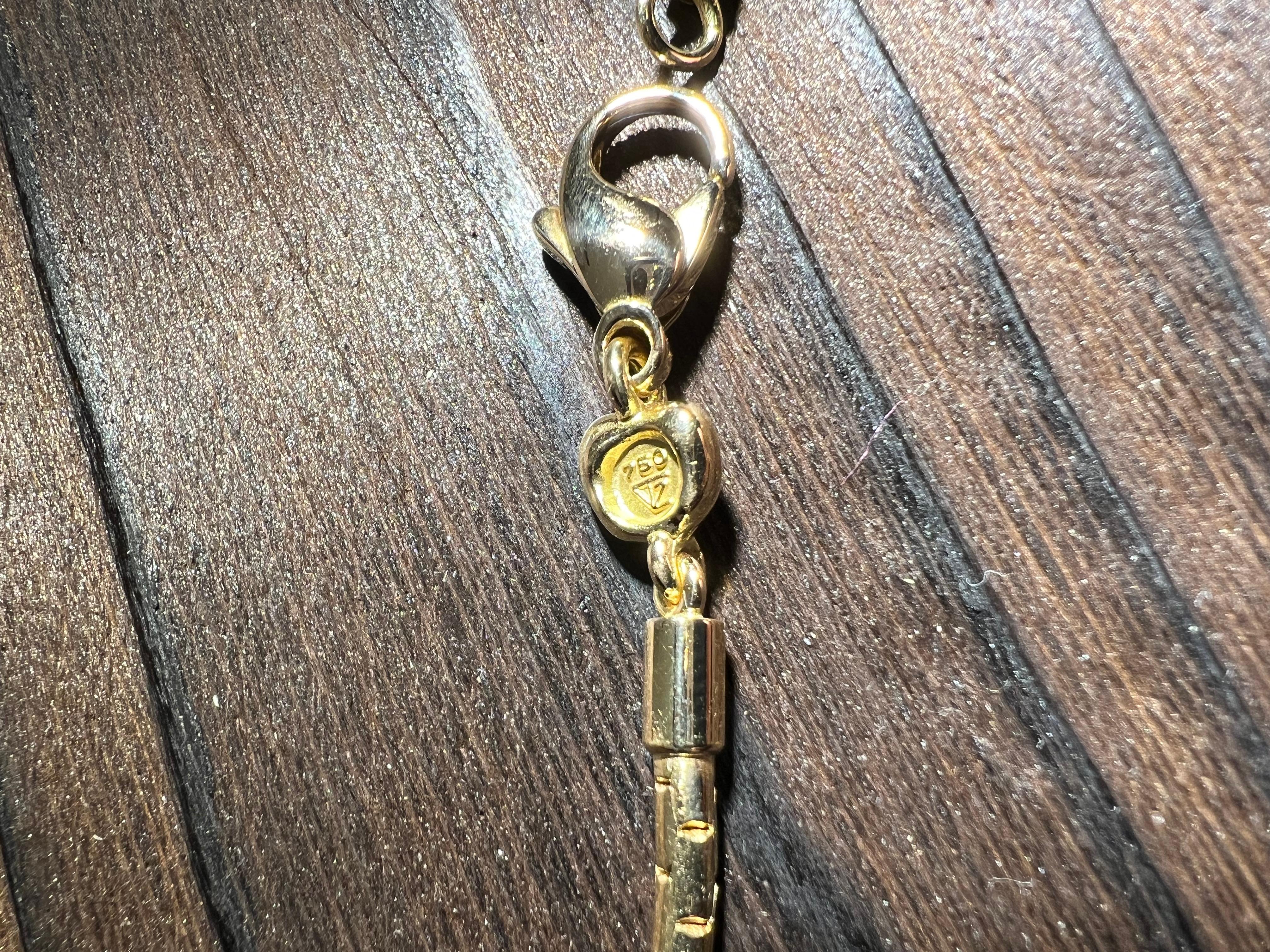 Un'ottima scenografia, che si distingue per la sua eleganza. L'Anhänger, creato nell'Atelier A con cura per i dettagli, è caratterizzato da pura eleganza e moderno charme. I tre Rohdiamanten sono stati realizzati con una maggiore quantità di