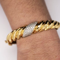18K Gold gehämmert Finish Diamant Pave Armreif Armband