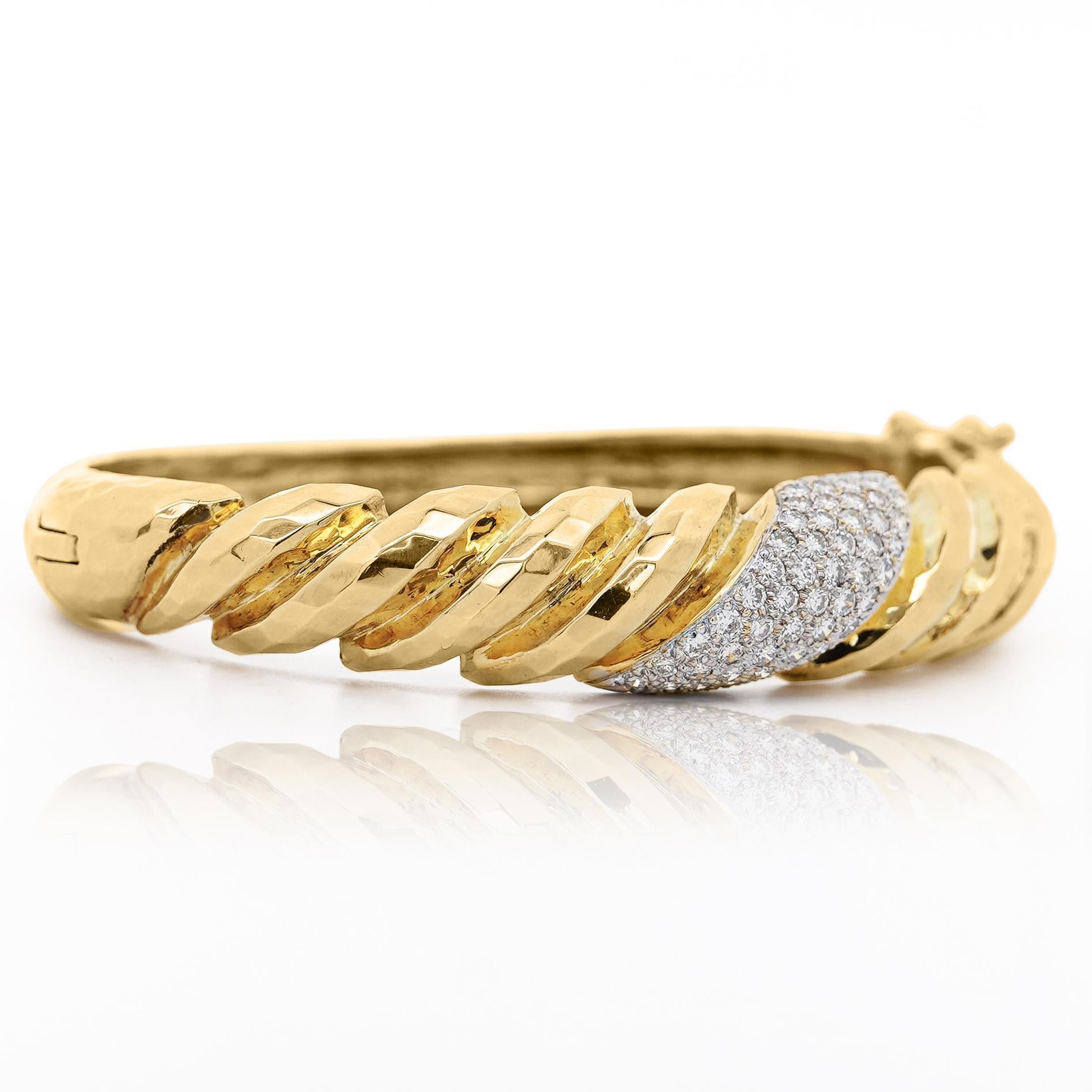 Taglio brillante Bracciale con pavé di diamanti in oro 18K con finitura martellata in vendita