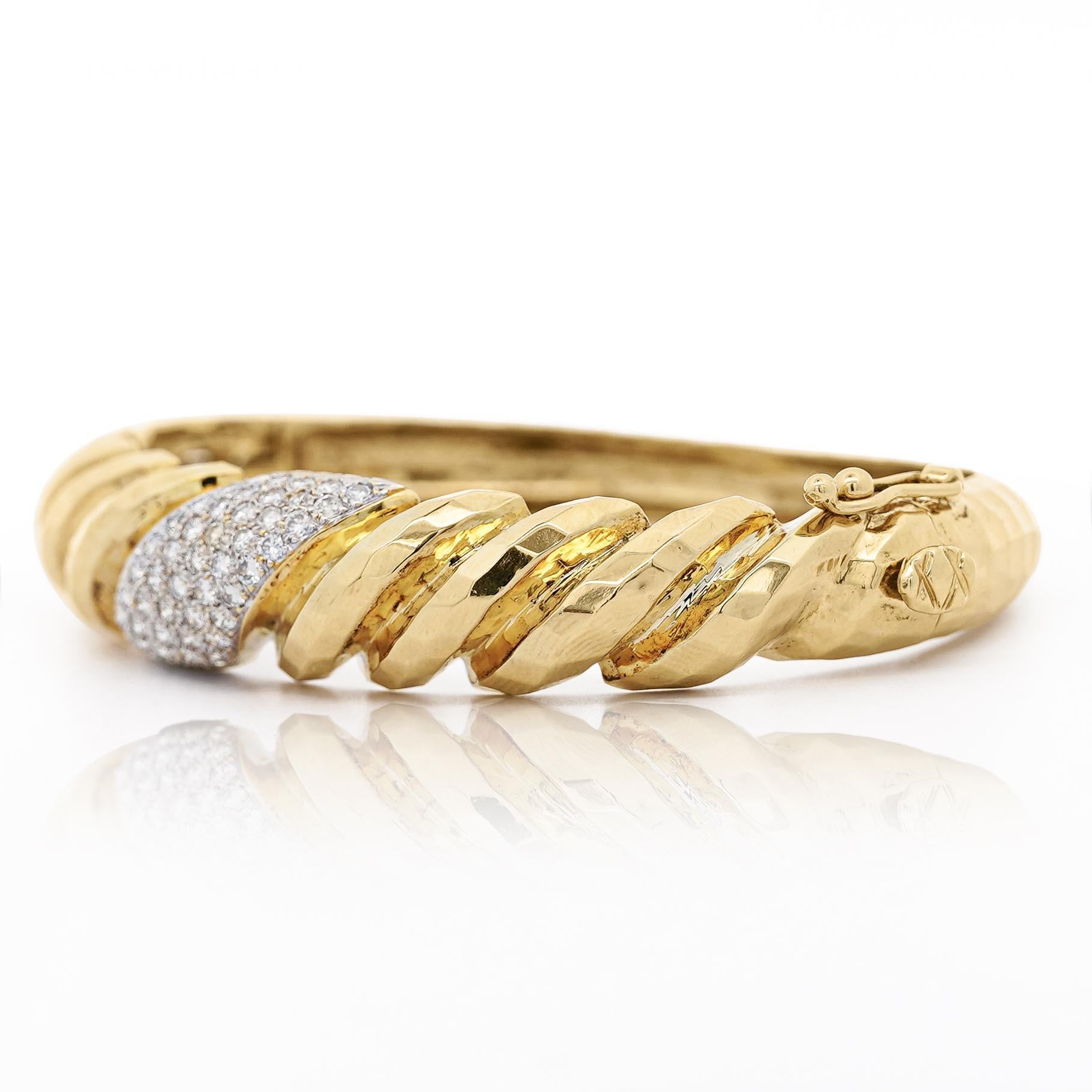 Bracciale con pavé di diamanti in oro 18K con finitura martellata In condizioni ottime in vendita a Miami, FL