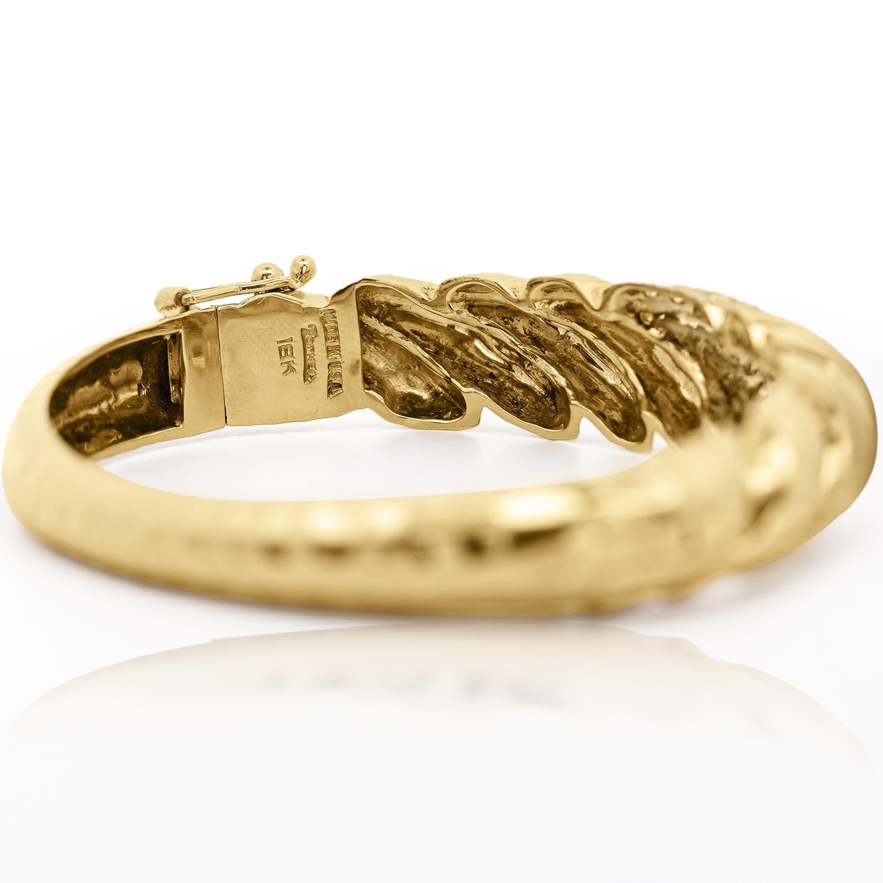 Donna Bracciale con pavé di diamanti in oro 18K con finitura martellata in vendita