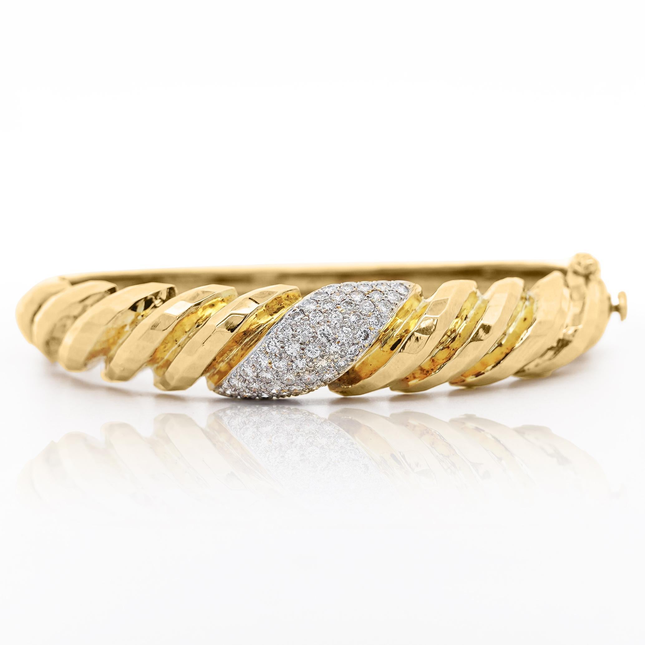 Bracciale con pavé di diamanti in oro 18K con finitura martellata in vendita 1