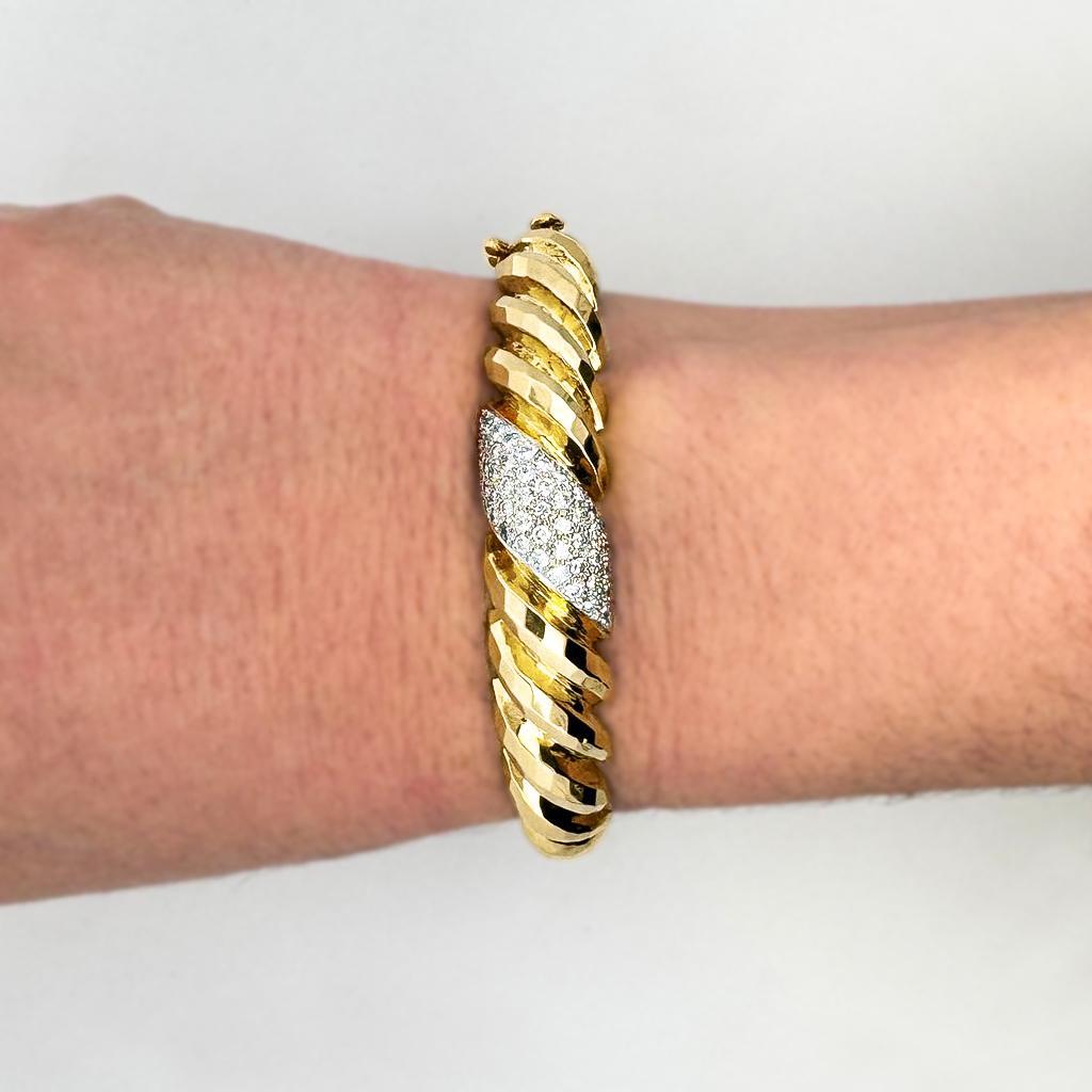 Bracciale con pavé di diamanti in oro 18K con finitura martellata in vendita 2