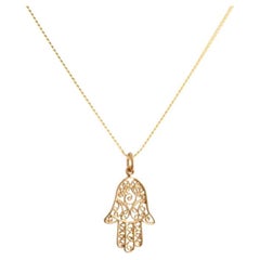 18 Karat Gold Hamsa Amulet-Halskette mit Anhänger von Elizabeth Raine