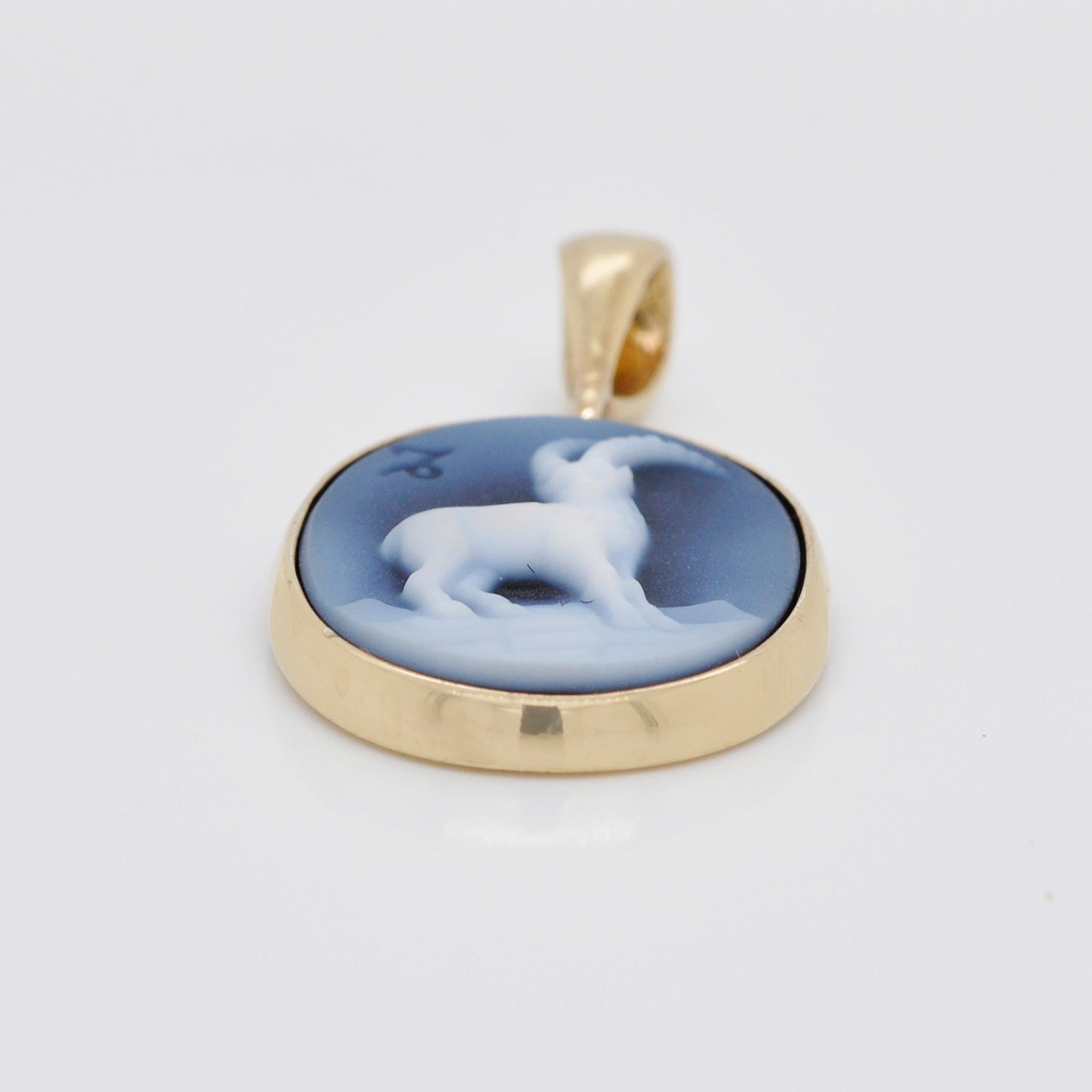 Collier à pendentif camée en agate Capricorne en or 18K sculpté à la main en vente 1