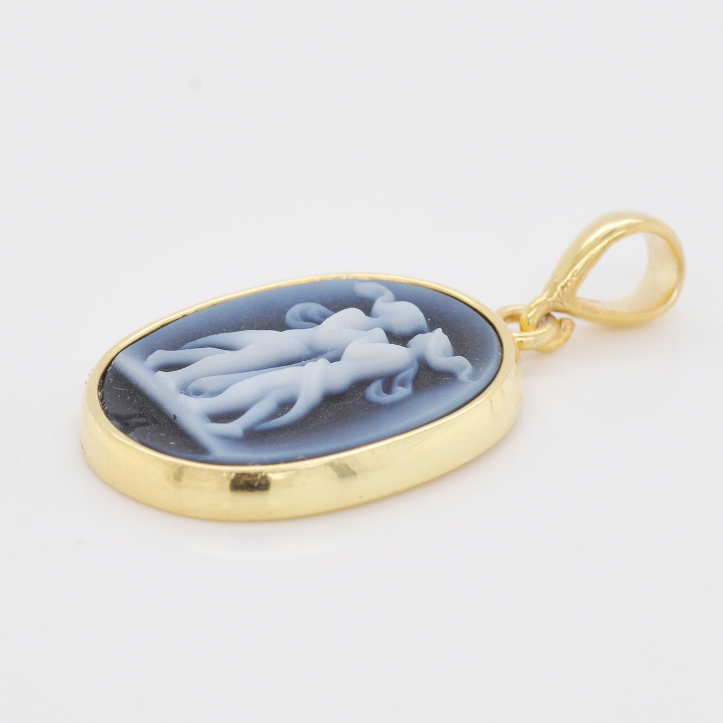 Oval Cut 18K Gold Hand-Carved Gemini Zodiac Agate Cameo Pendant Necklace For Sale