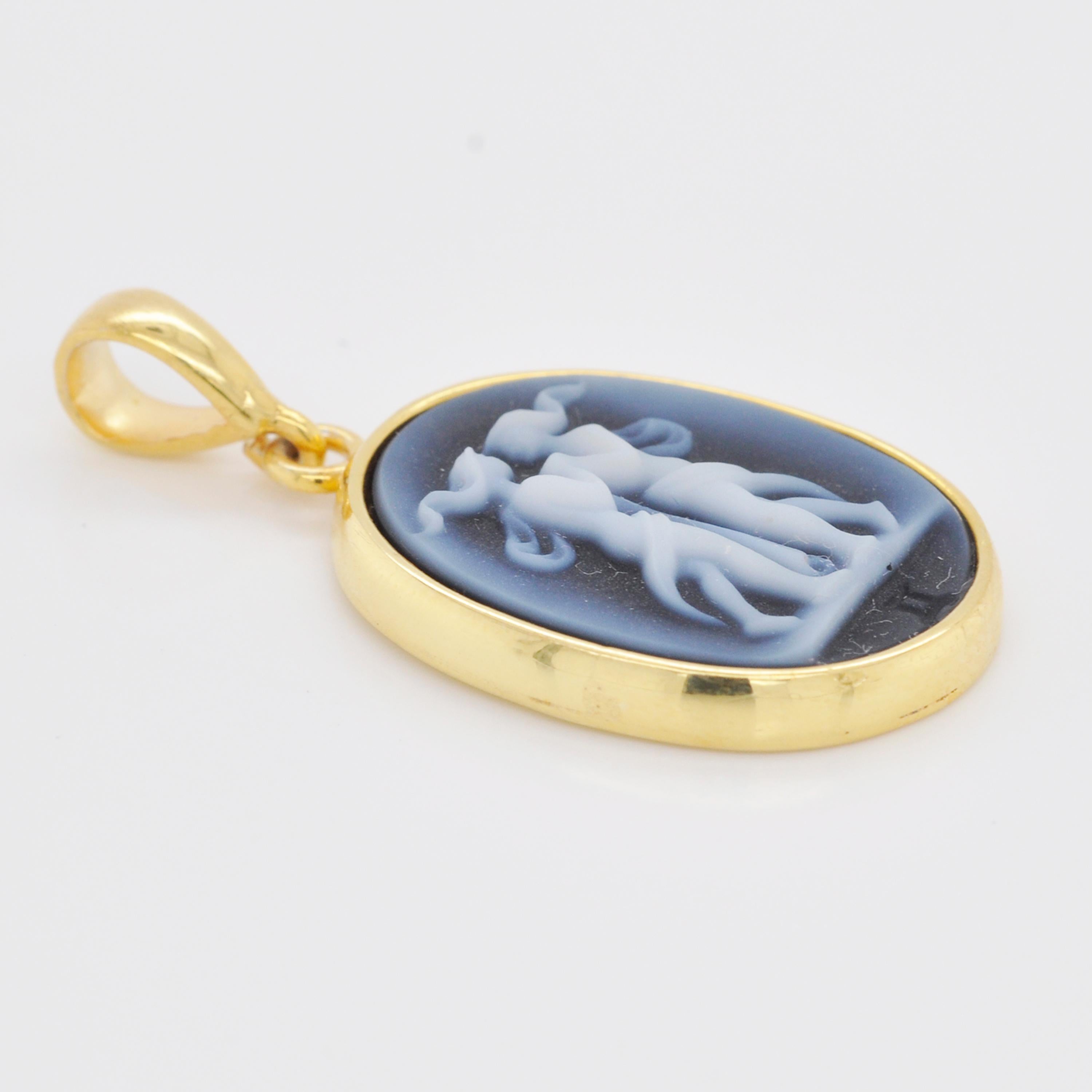18K Gold Hand-Carved Gemini Zodiac Agate Cameo Pendant Necklace In New Condition For Sale In Jaipur, Rajasthan