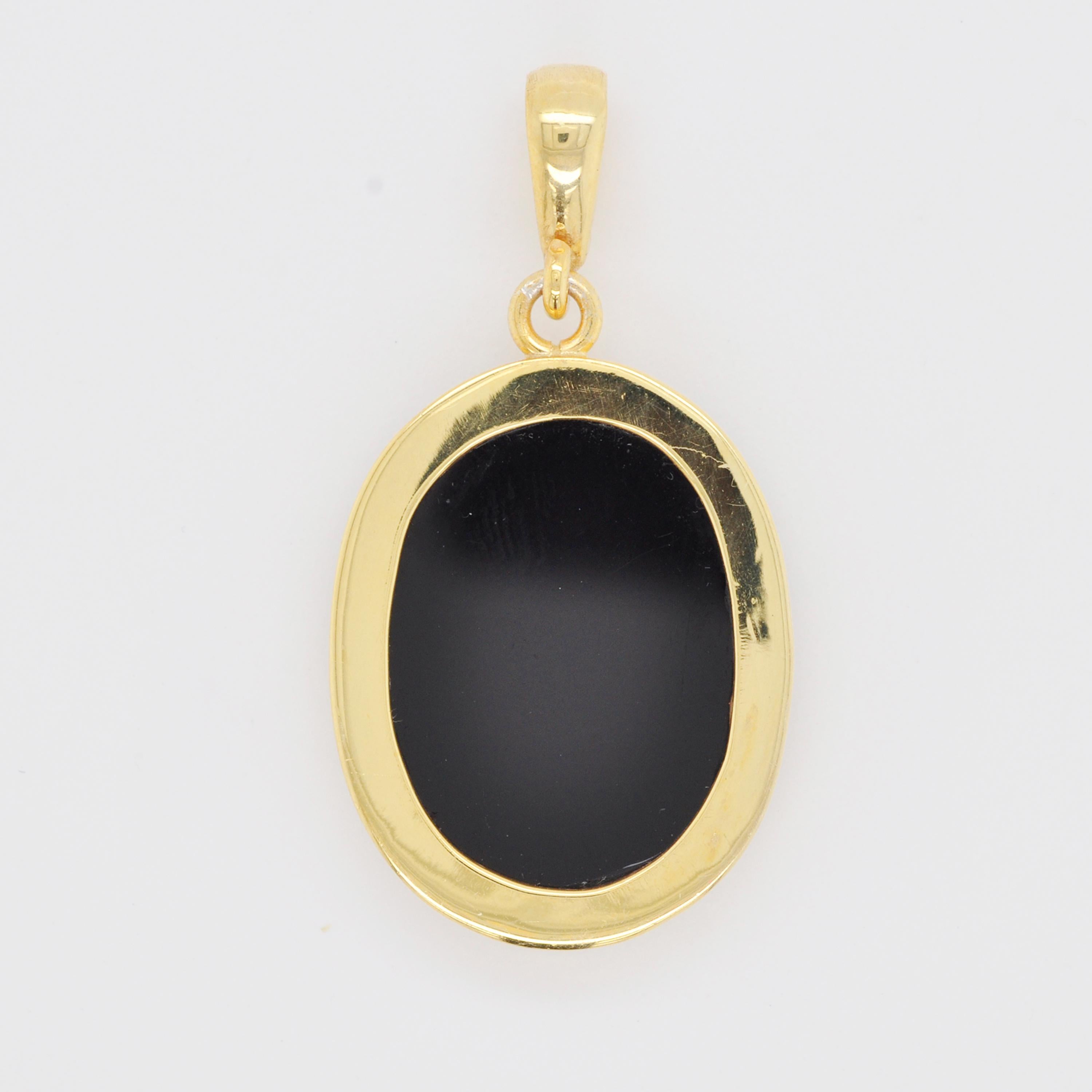 18K Gold Hand-Carved Gemini Zodiac Agate Cameo Pendant Necklace For Sale 2