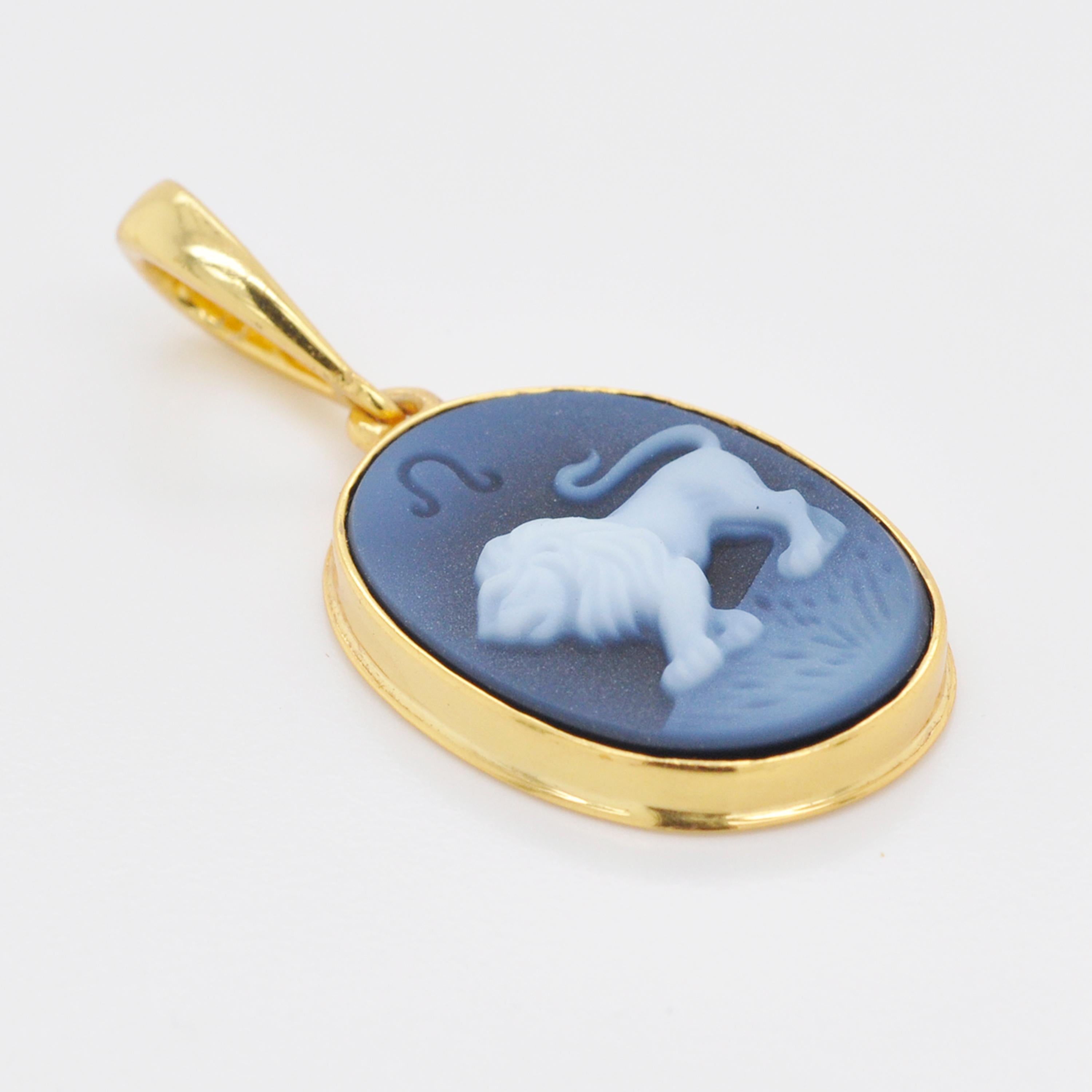 Taille ovale Collier pendentif camée Leo Zodiac en or 18 carats sculpté à la main et agate en vente
