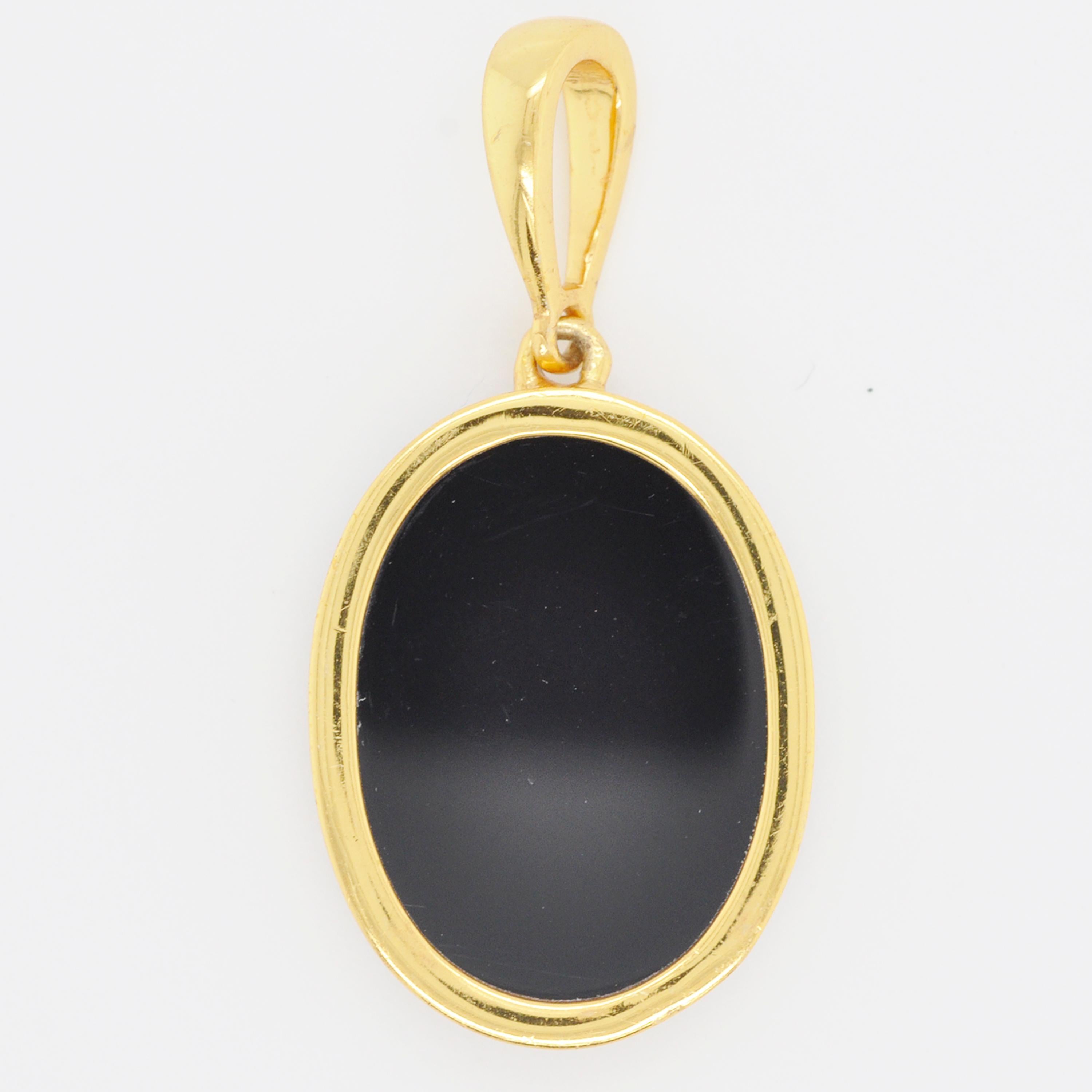 18K Gold Hand-Carved Leo Zodiac Agate Cameo Pendant Necklace For Sale 1