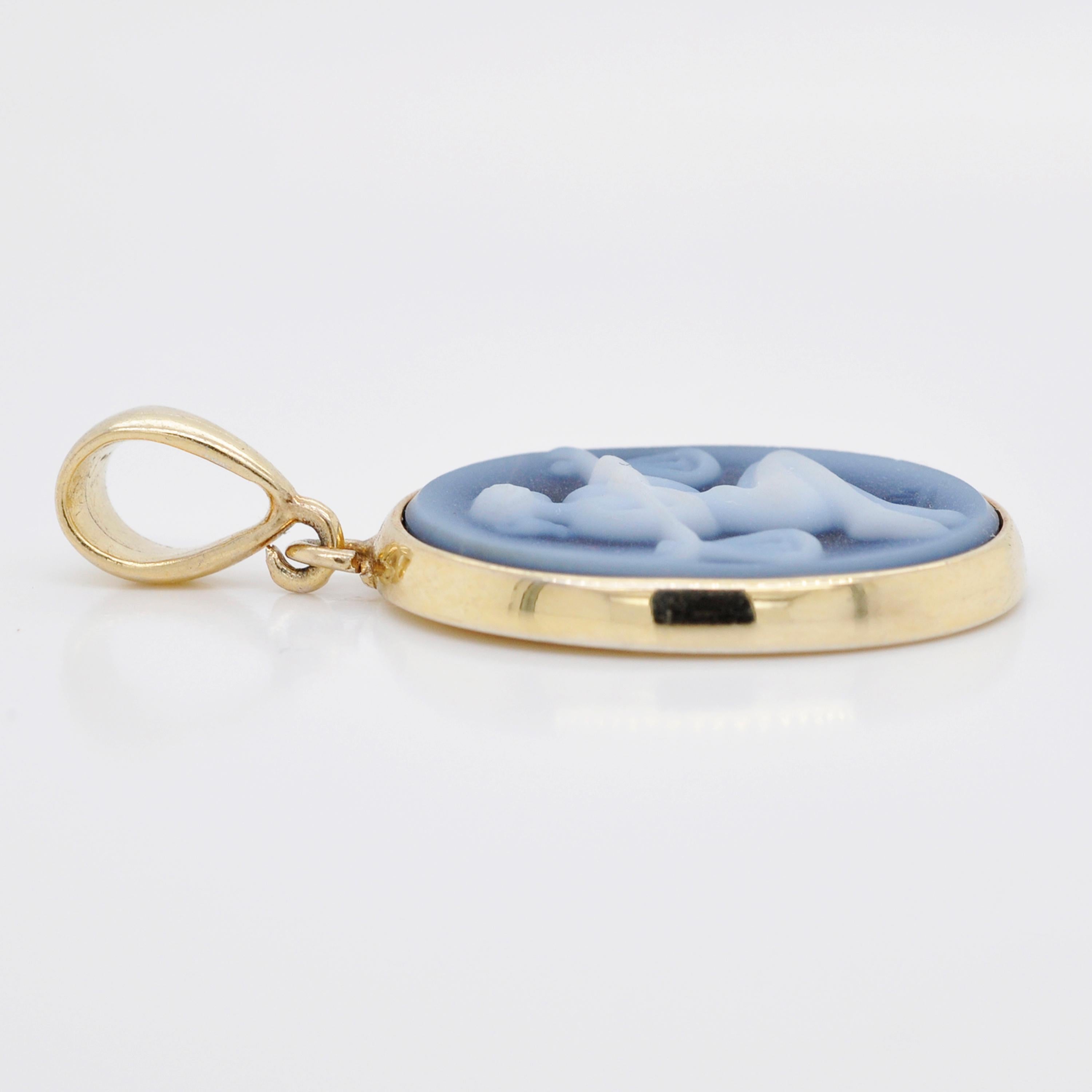 Taille ovale Collier pendentif camée Libra Zodiac en or 18 carats sculpté à la main en agate en vente