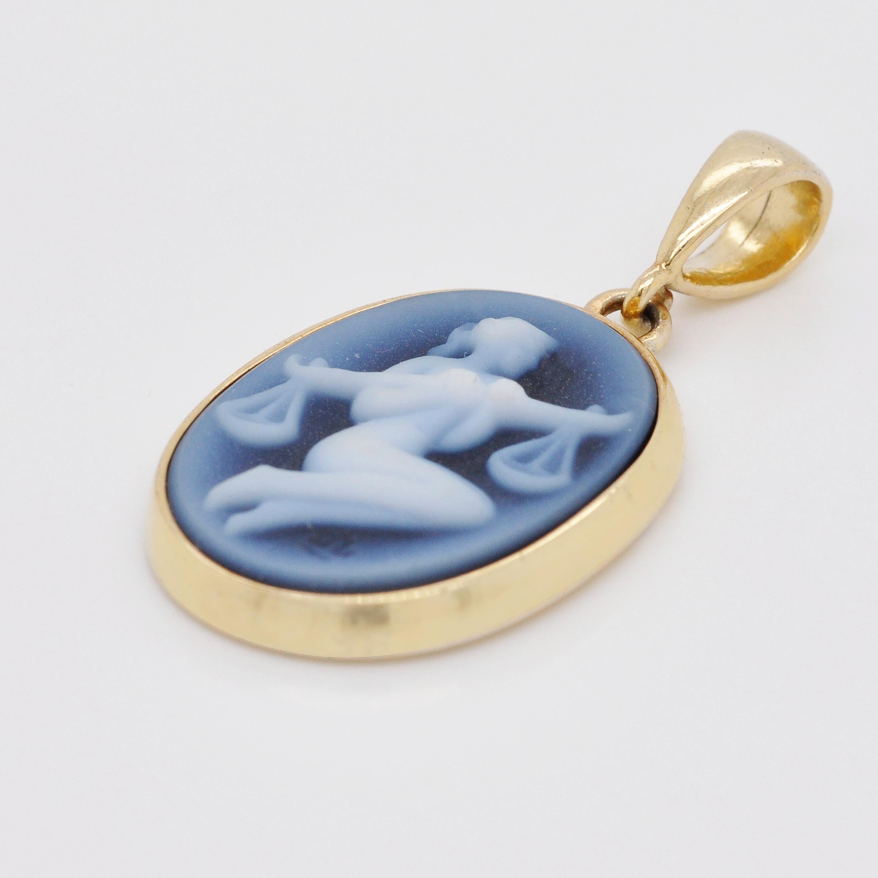 Collier pendentif camée Libra Zodiac en or 18 carats sculpté à la main en agate en vente 1