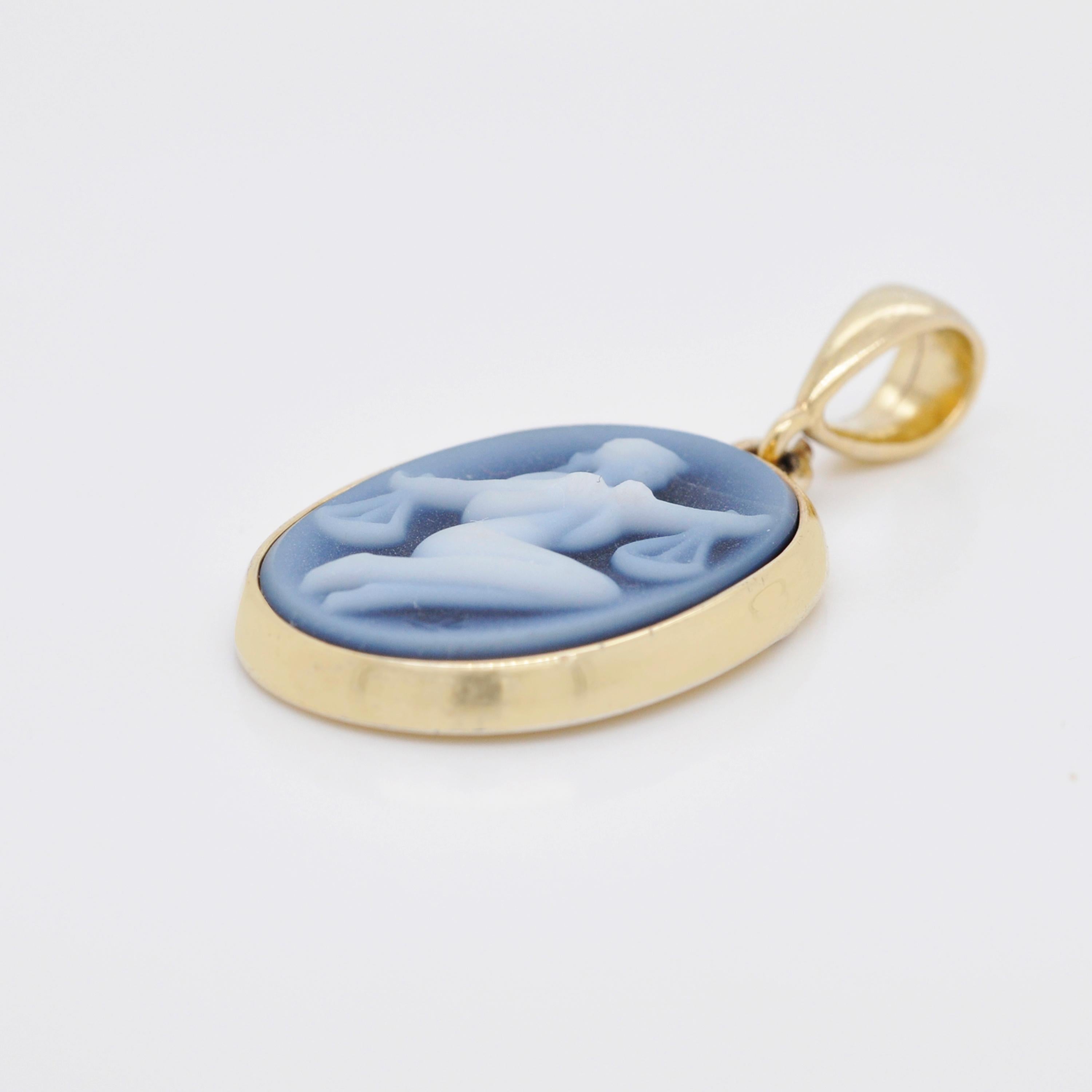Collier pendentif camée Libra Zodiac en or 18 carats sculpté à la main en agate en vente 2