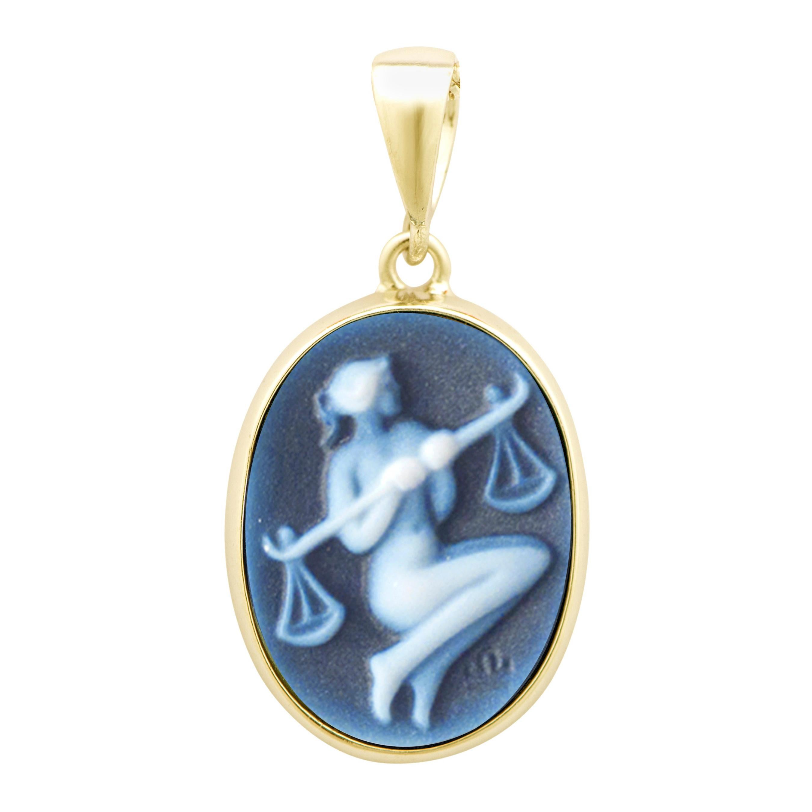 Collier pendentif camée Libra Zodiac en or 18 carats sculpté à la main en agate en vente