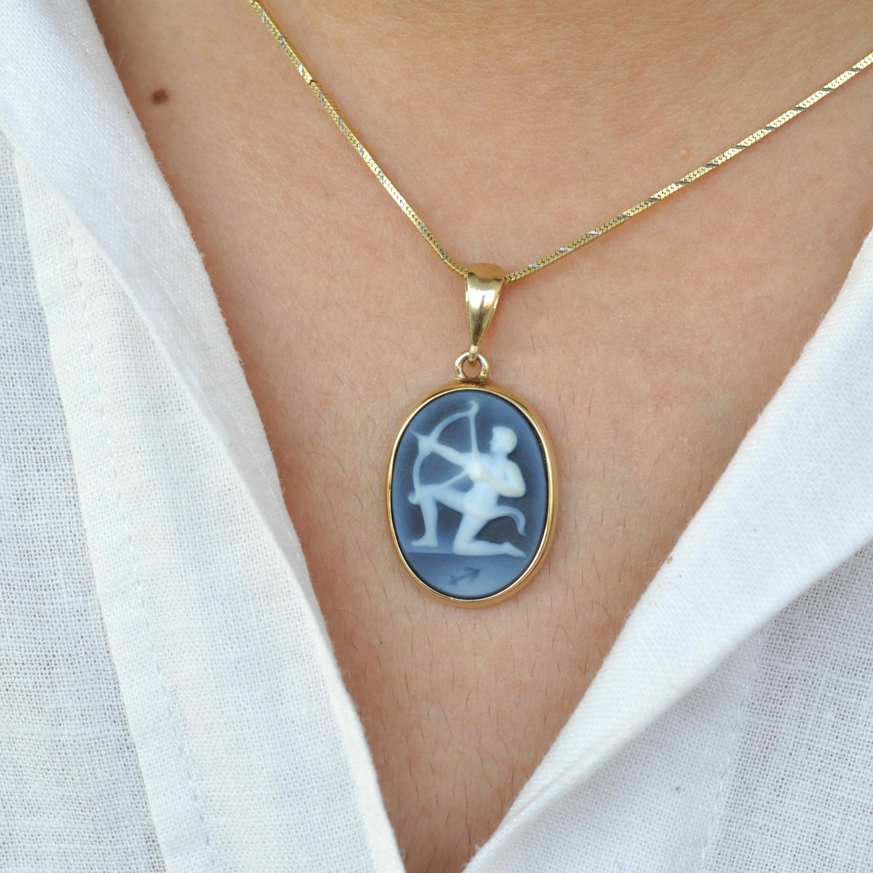 Voici le collier à pendentif camée sculpté du zodiaque Sagittarius de notre Collection Zodiac. Ce collier est orné d'un camée remarquable, méticuleusement créé par un expert en gravure de camées en Allemagne. Le camée est habilement sculpté sur un