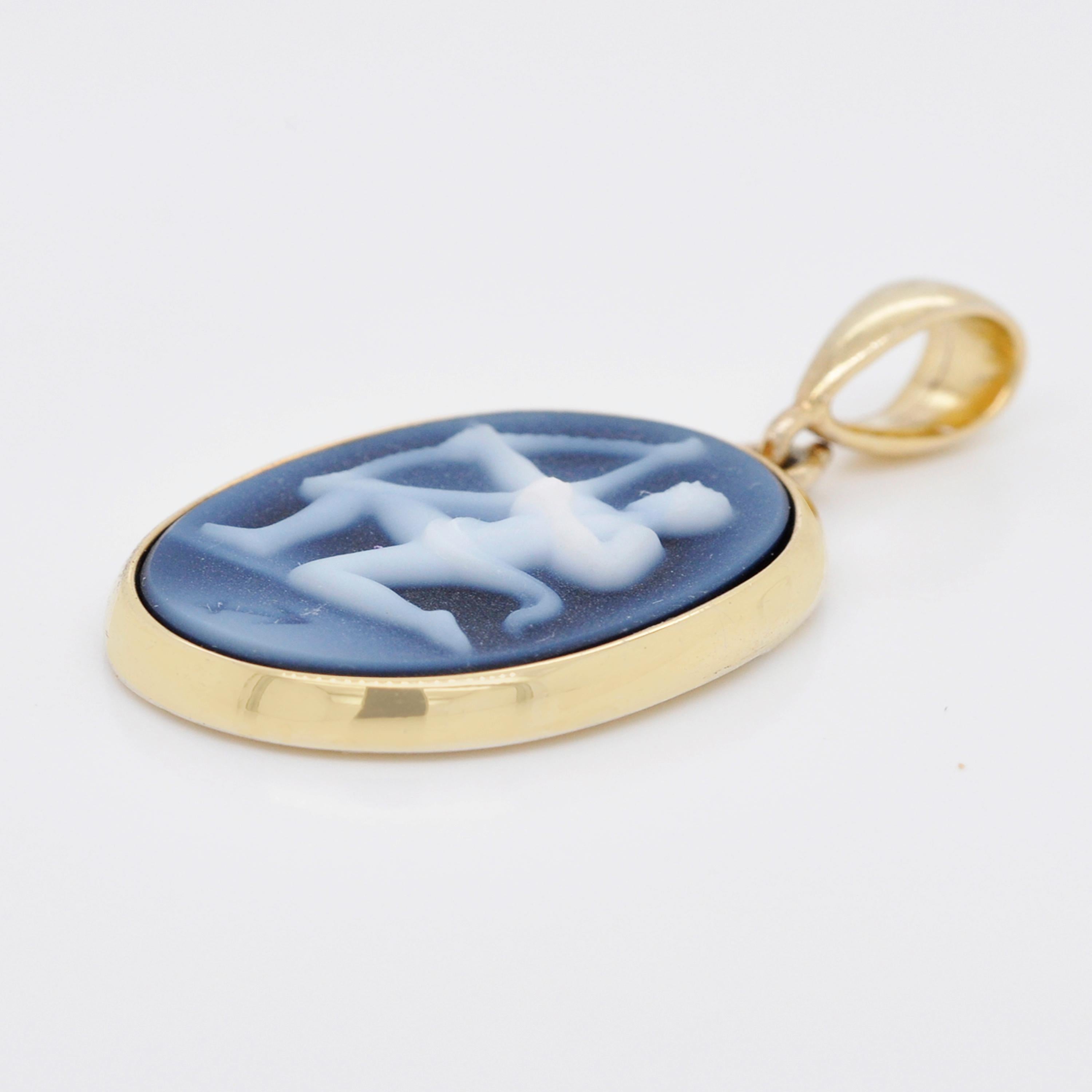 Collier à pendentif camée en agate du Zodiac en or 18K, sculpté à la main Unisexe en vente
