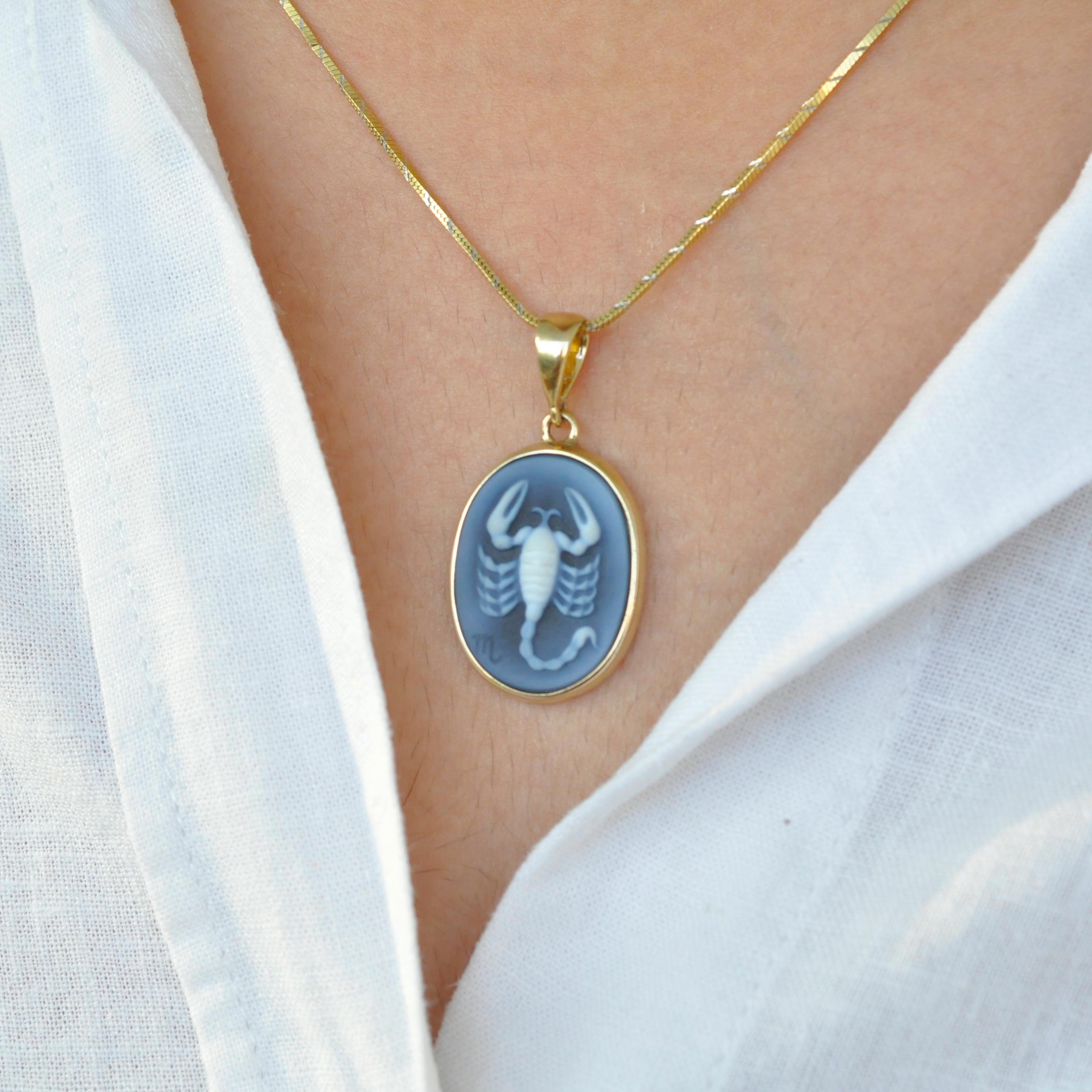 Wir präsentieren unsere bezaubernde Scorpio Zodiac Carving Cameo Pendant Necklace aus der Zodiac Collection. Diese Halskette zeigt eine atemberaubende Kamee, die von einem erfahrenen Kameengraveur in Deutschland sorgfältig hergestellt wurde. Die
