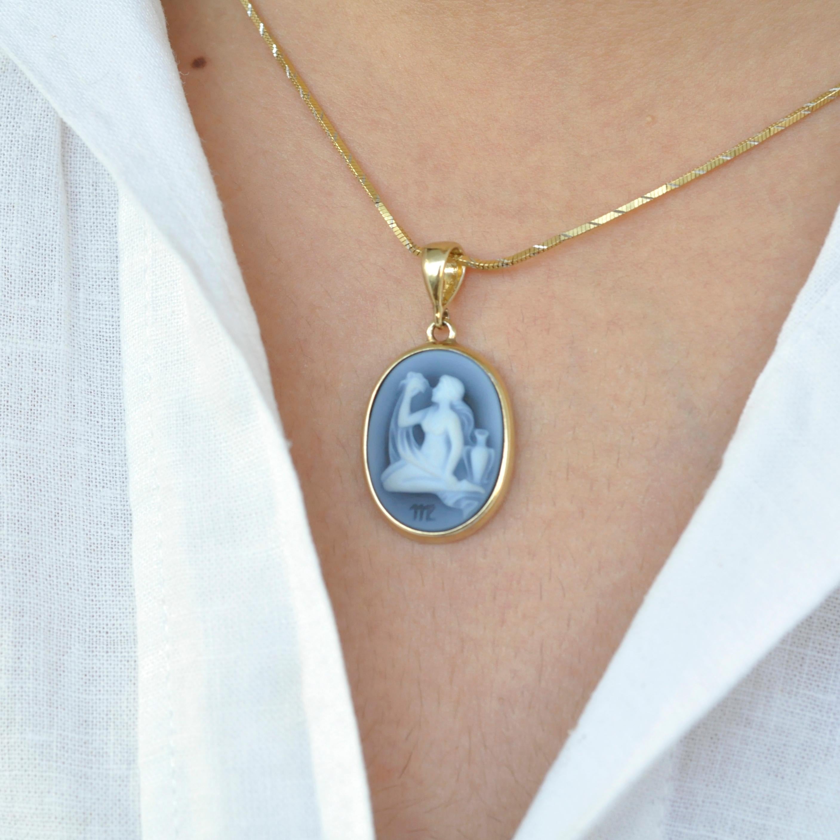 Voici notre exquis collier à pendentif camée sculpté en forme de Vierge de la Collection Zodiac. Ce collier est orné d'un camée méticuleusement réalisé par un graveur expert en Allemagne. Le camée est habilement gravé sur un relief d'agate 100 %