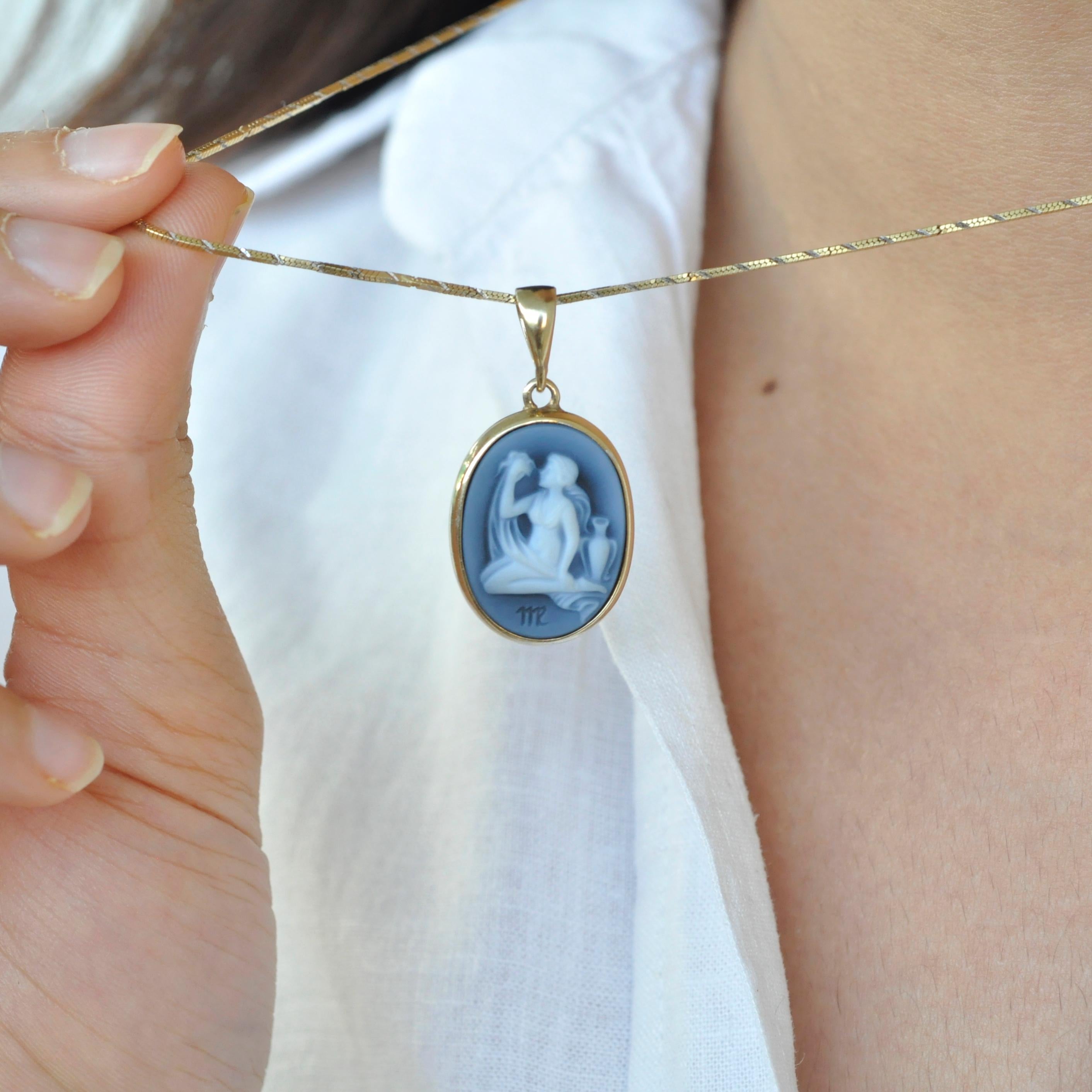 Contemporain Collier en or 18K avec pendentif camée en agate, sculpté à la main, représentant la Vierge, le Zodiac en vente
