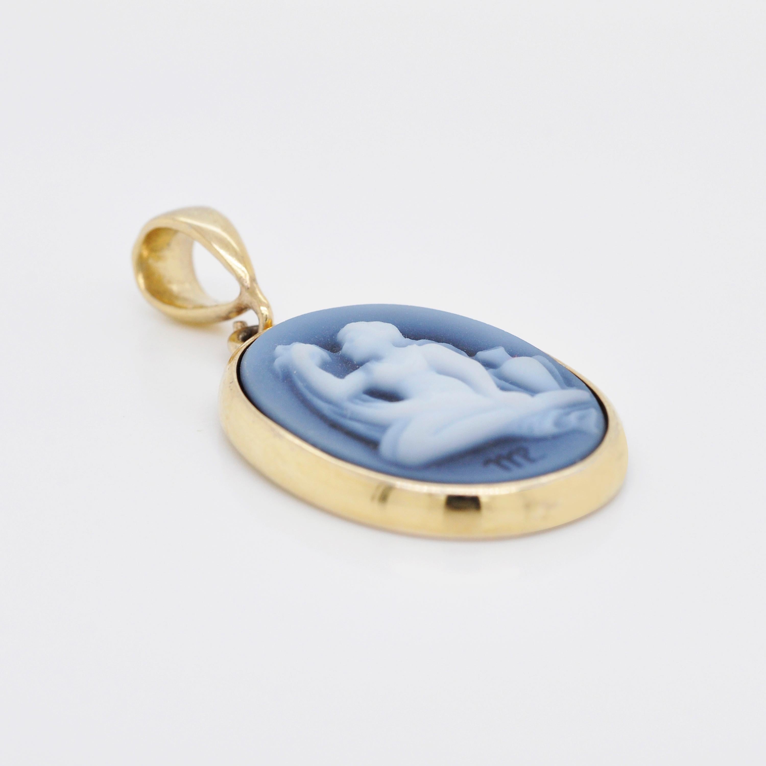 Collier en or 18K avec pendentif camée en agate, sculpté à la main, représentant la Vierge, le Zodiac en vente 1
