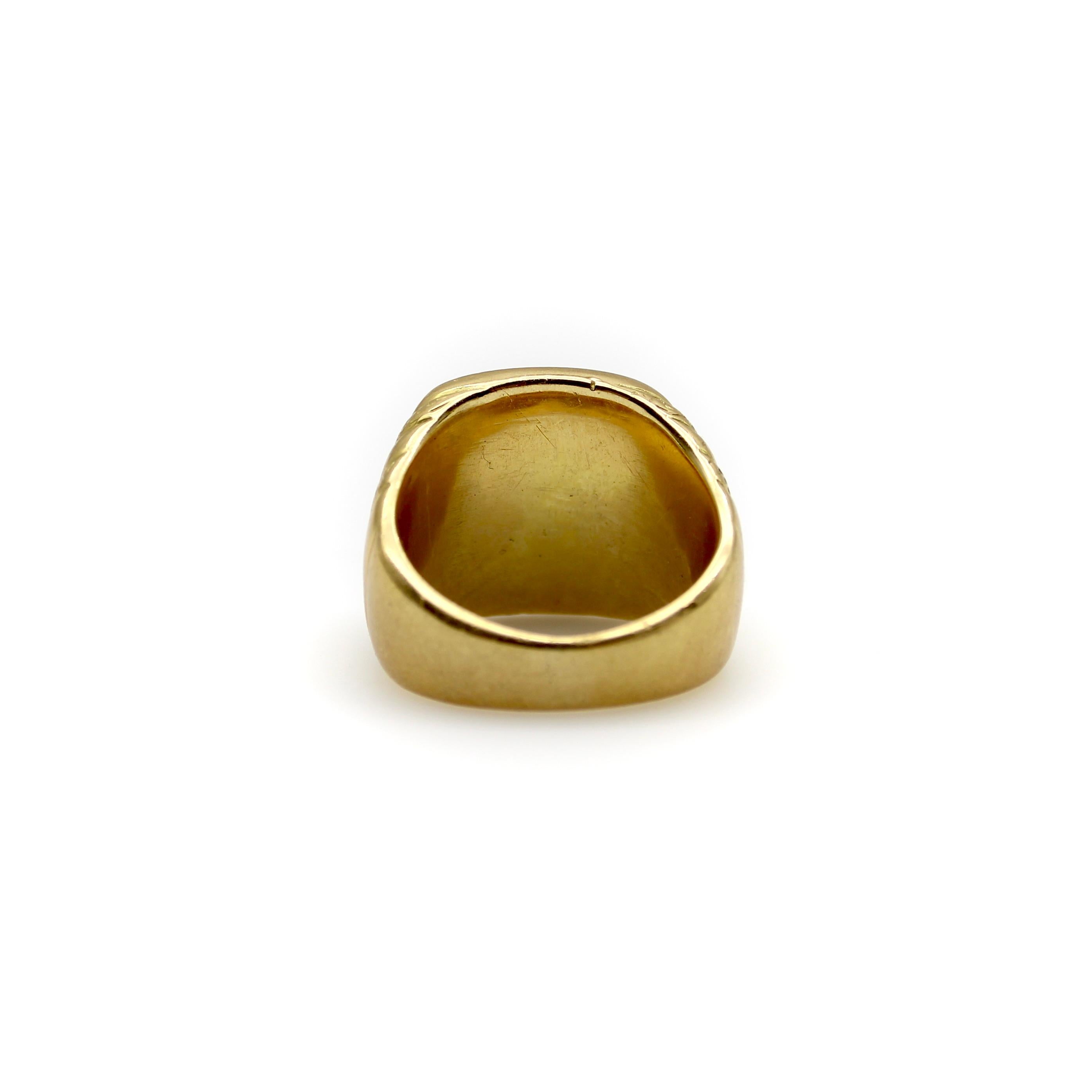 18K Gold Hand-Engraved Enamel Signet Ring with Symmetrical Design For Sale 1