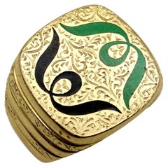 Anillo de sello de oro de 18 quilates con esmalte grabado a mano y diseño simétrico