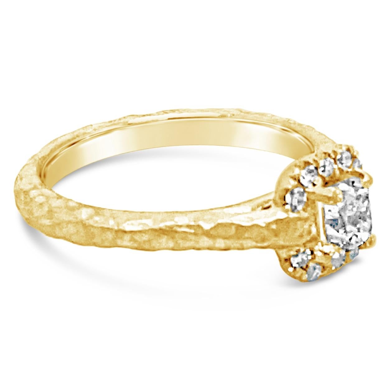 Questo bellissimo anello di fidanzamento martellato a mano è realizzato in oro giallo 18 carati e ospita un diamante naturale da 0,46 carati con taglio radiante incastonato al centro e un diamante da 0,08 carati che crea una mezza aureola.
Pietra