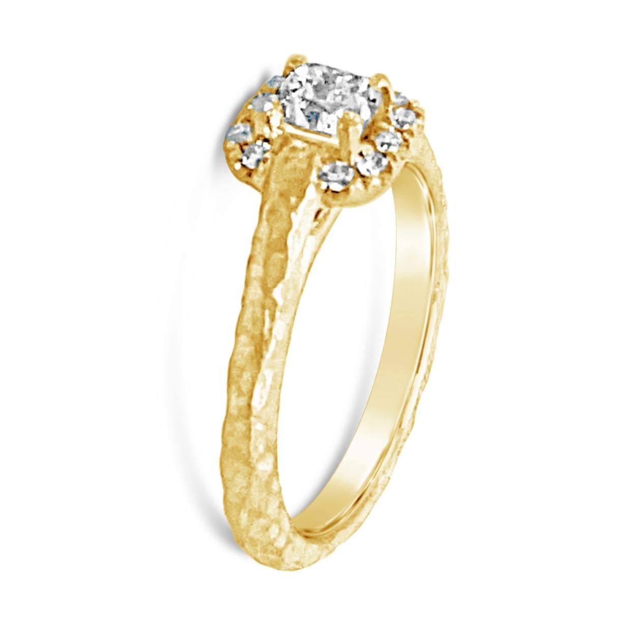 Art Nouveau Anello di fidanzamento 18K martellato a mano con diamante radiante centrale da 0,46 carati in vendita