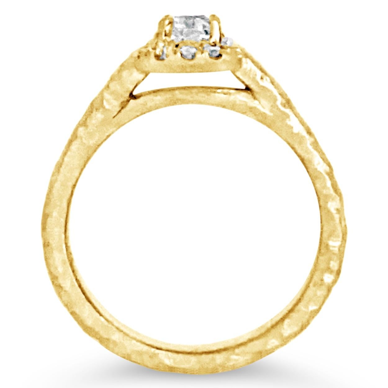 Taglio radiant Anello di fidanzamento 18K martellato a mano con diamante radiante centrale da 0,46 carati in vendita