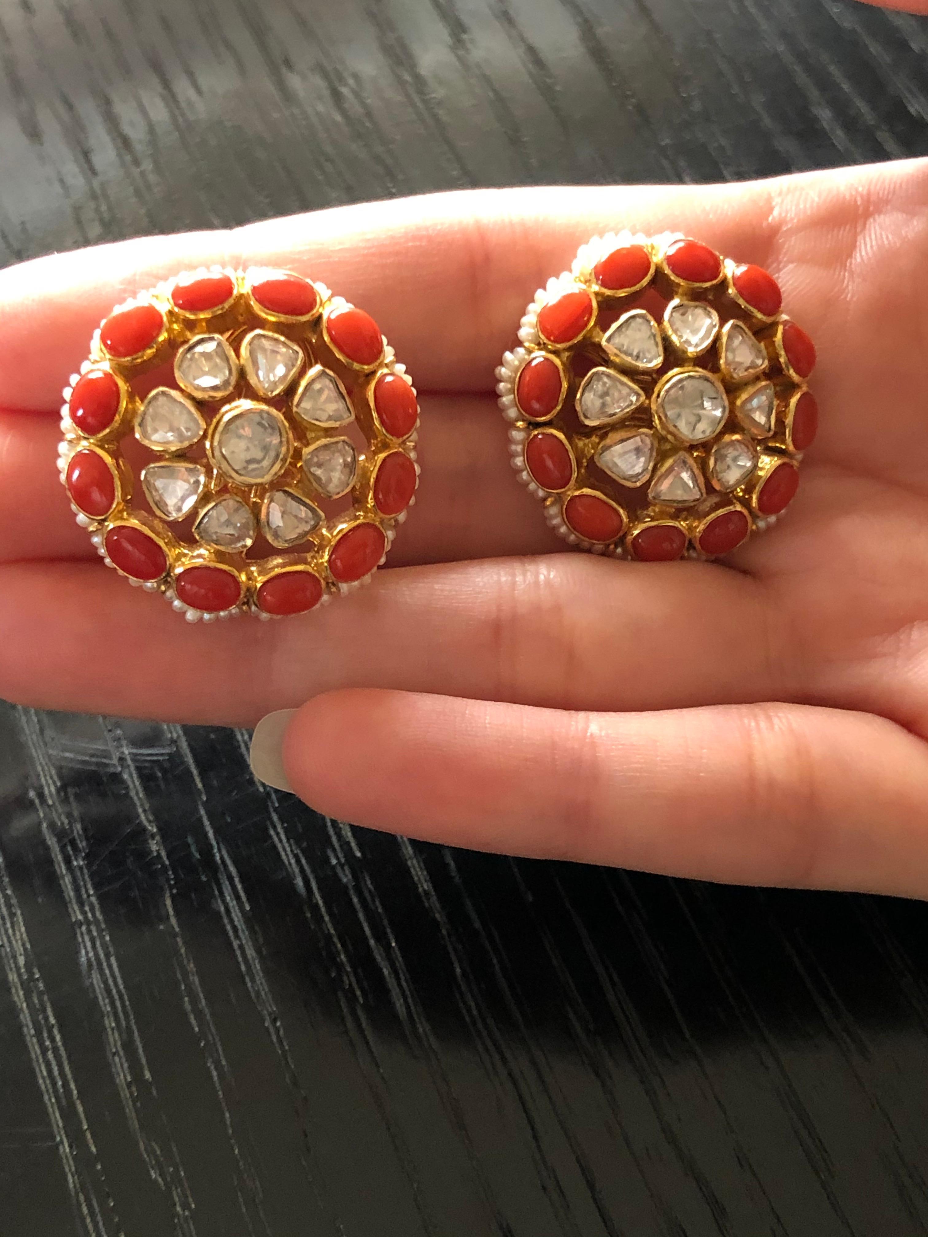 Art déco Clous d'oreilles artisanaux en or 18 carats avec perles de culture de corail et diamants blancs polki en vente