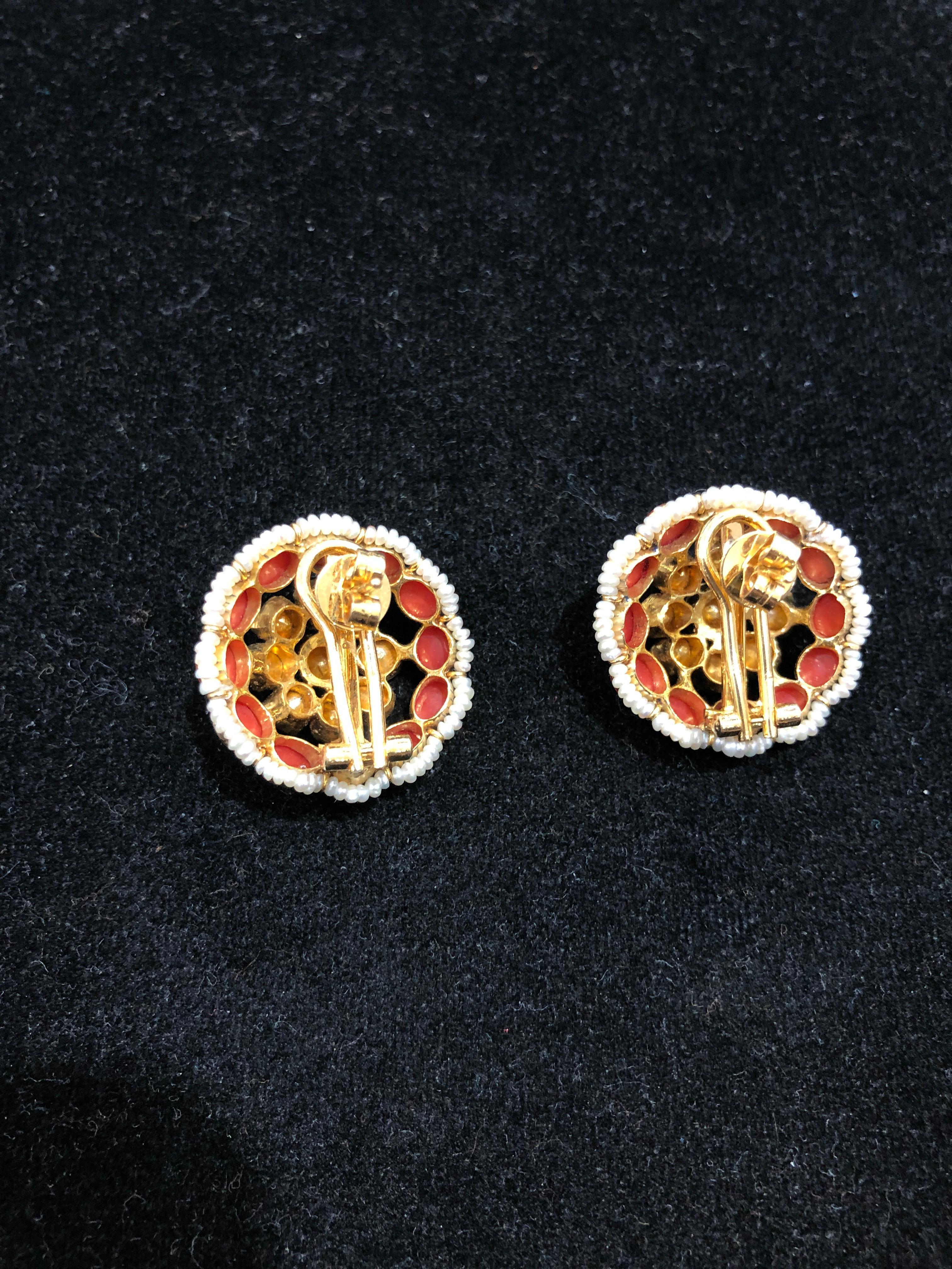 Non taillé Clous d'oreilles artisanaux en or 18 carats avec perles de culture de corail et diamants blancs polki en vente