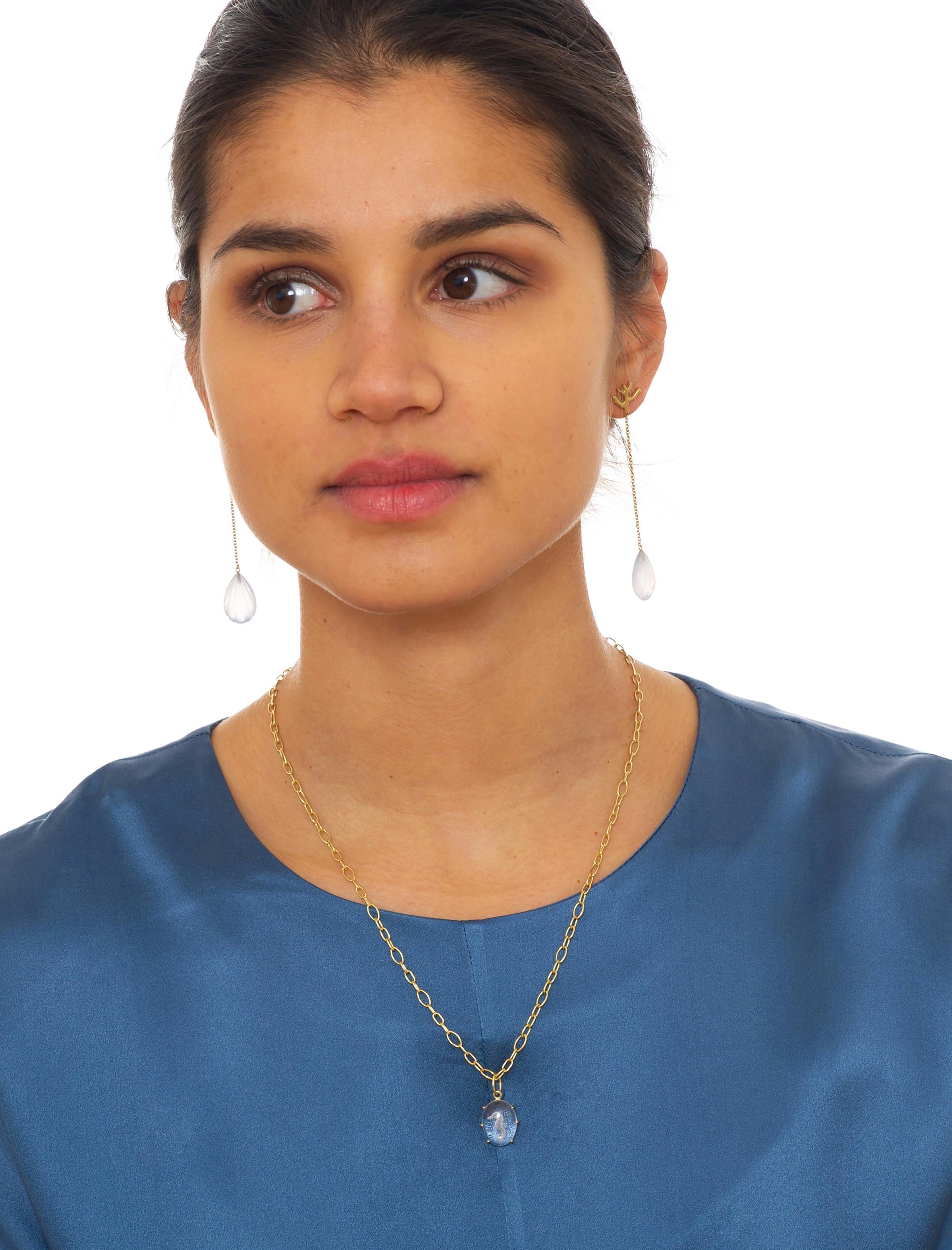 This delicate, handmade chain necklace is a versatile piece of jewelry that can be worn on its own or layered with other necklaces. Each link is crafted individually, resulting in a necklace that is one-of-a-kind.
Because of the hook fastening it
