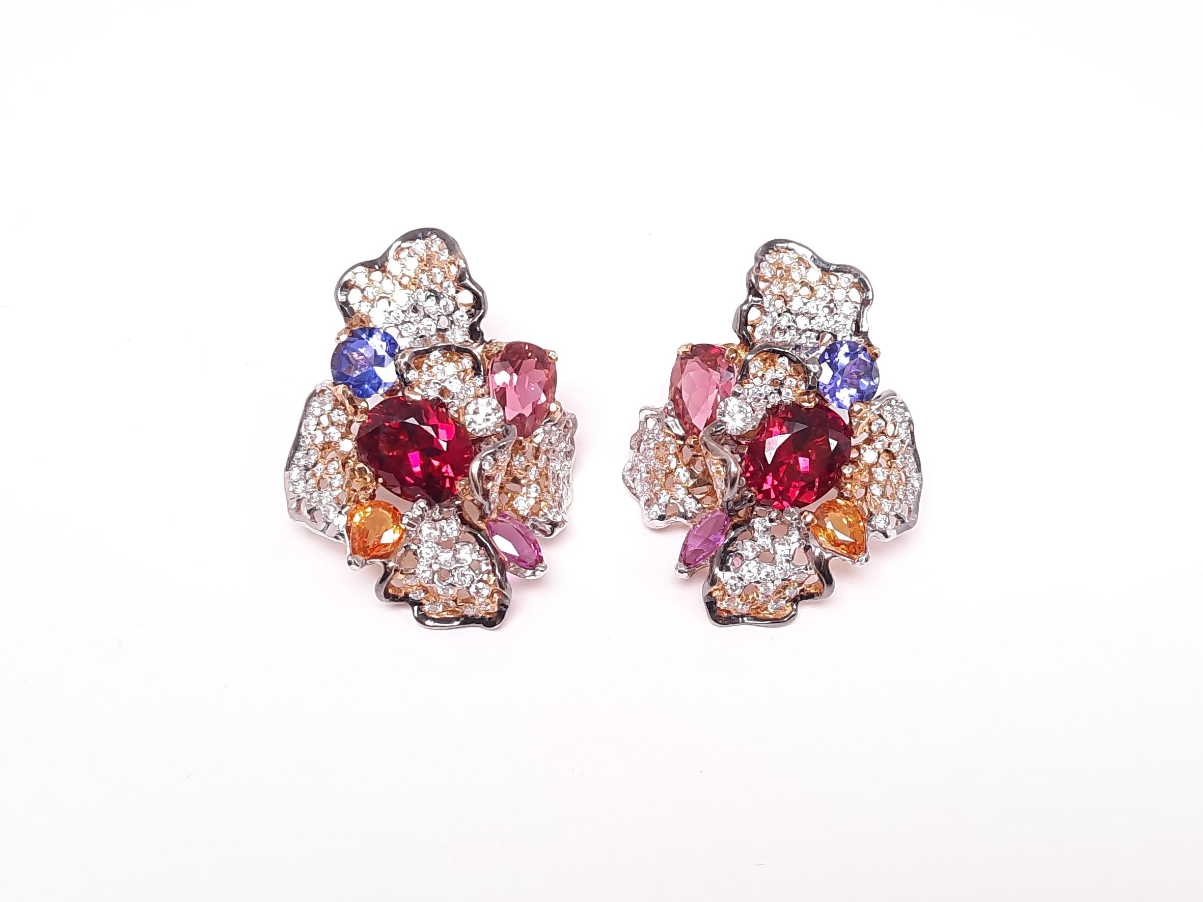 
Inspirées par les Iris de Vincent van Gogh, ces exquises boucles d'oreilles faites à la main par MOISEIKIN donnent vie à la beauté impressionniste des fleurs écloses grâce à une composition hypnotique de pierres précieuses.
Au cœur de chaque boucle