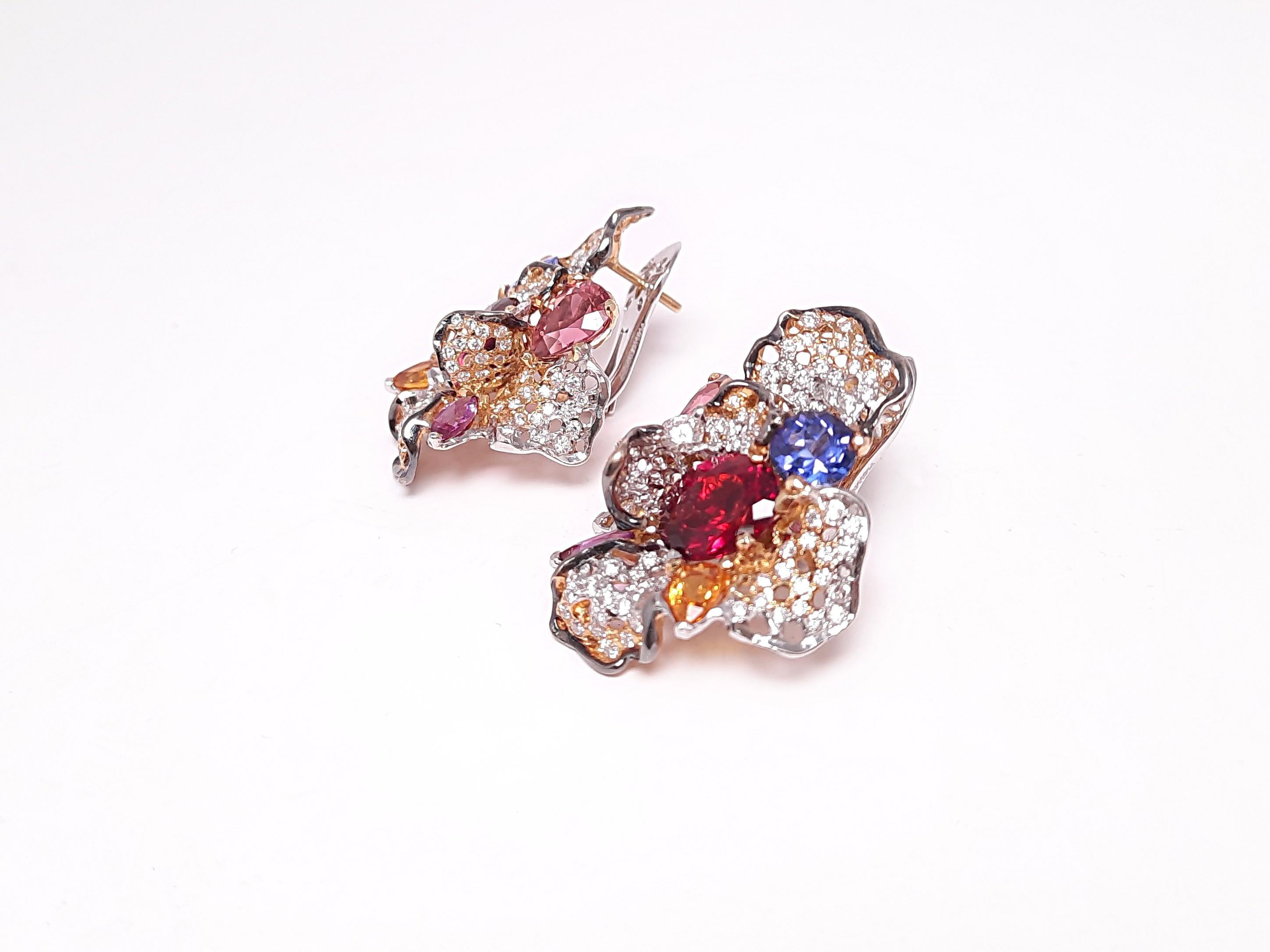 Contemporain Boucles d'oreilles cocktail en or 18 carats faites à la main et composées de rubellite et de diamant par MOISEIKIN en vente