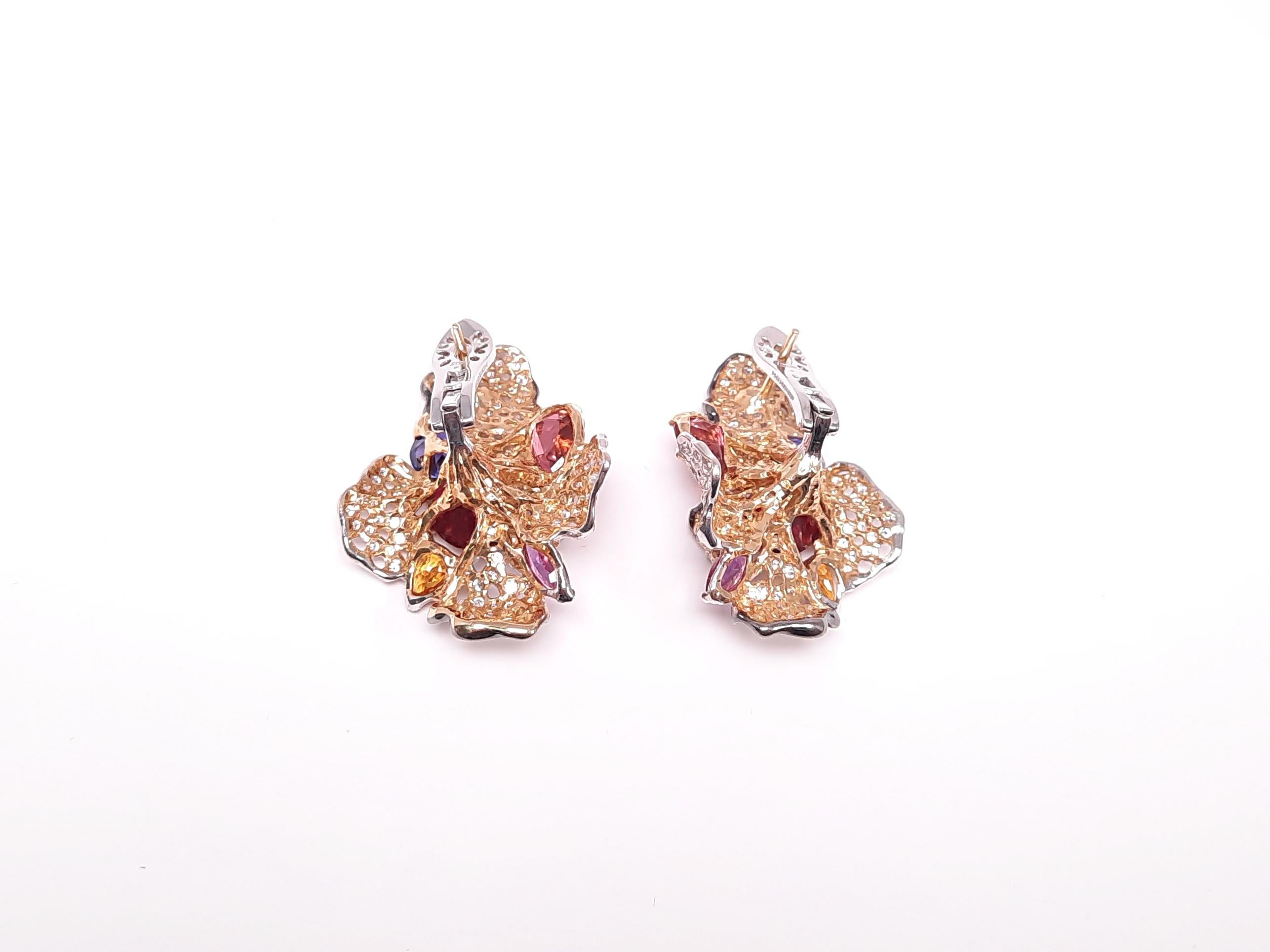 Taille ovale Boucles d'oreilles cocktail en or 18 carats faites à la main et composées de rubellite et de diamant par MOISEIKIN en vente