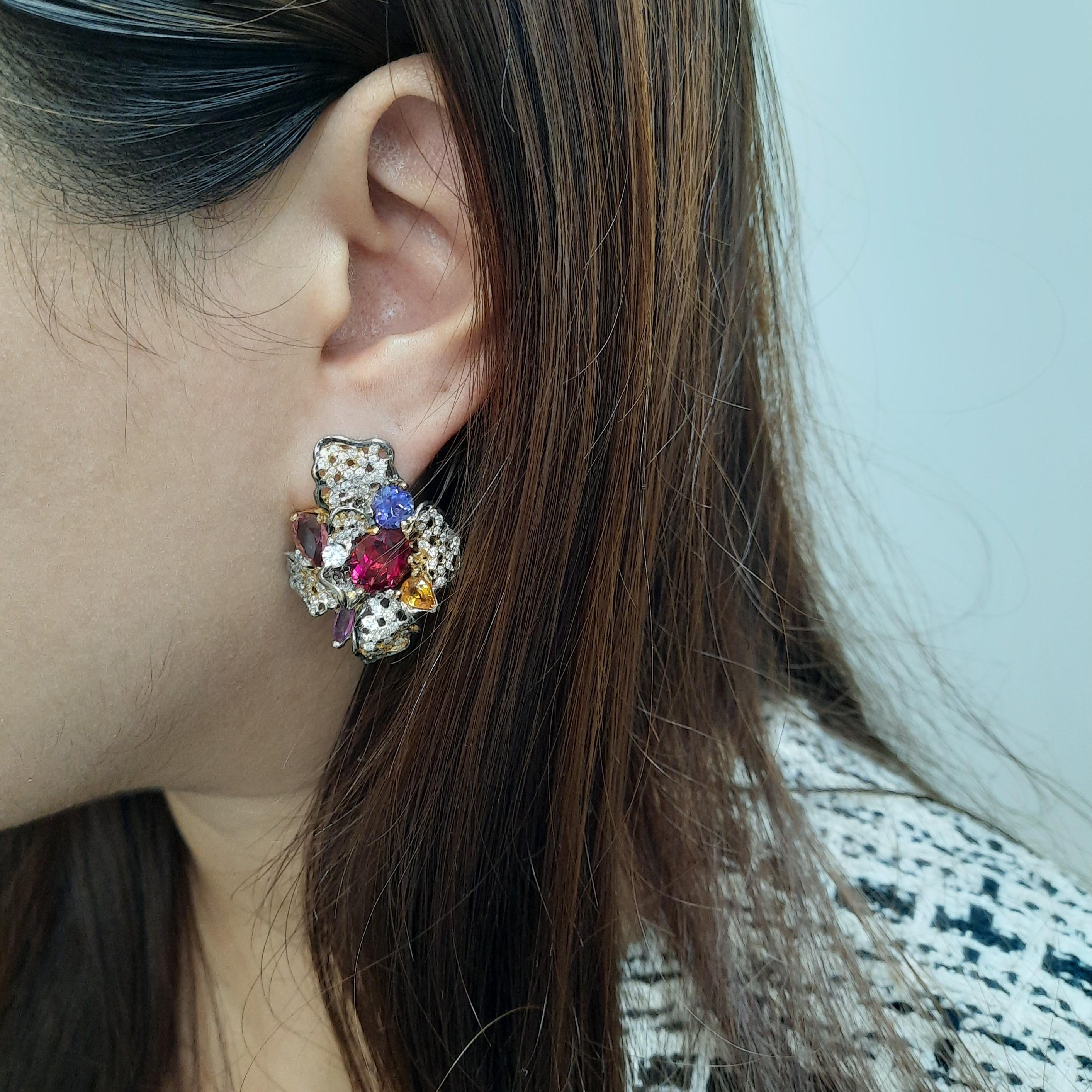 Boucles d'oreilles cocktail en or 18 carats faites à la main et composées de rubellite et de diamant par MOISEIKIN Excellent état - En vente à Hong Kong, HK