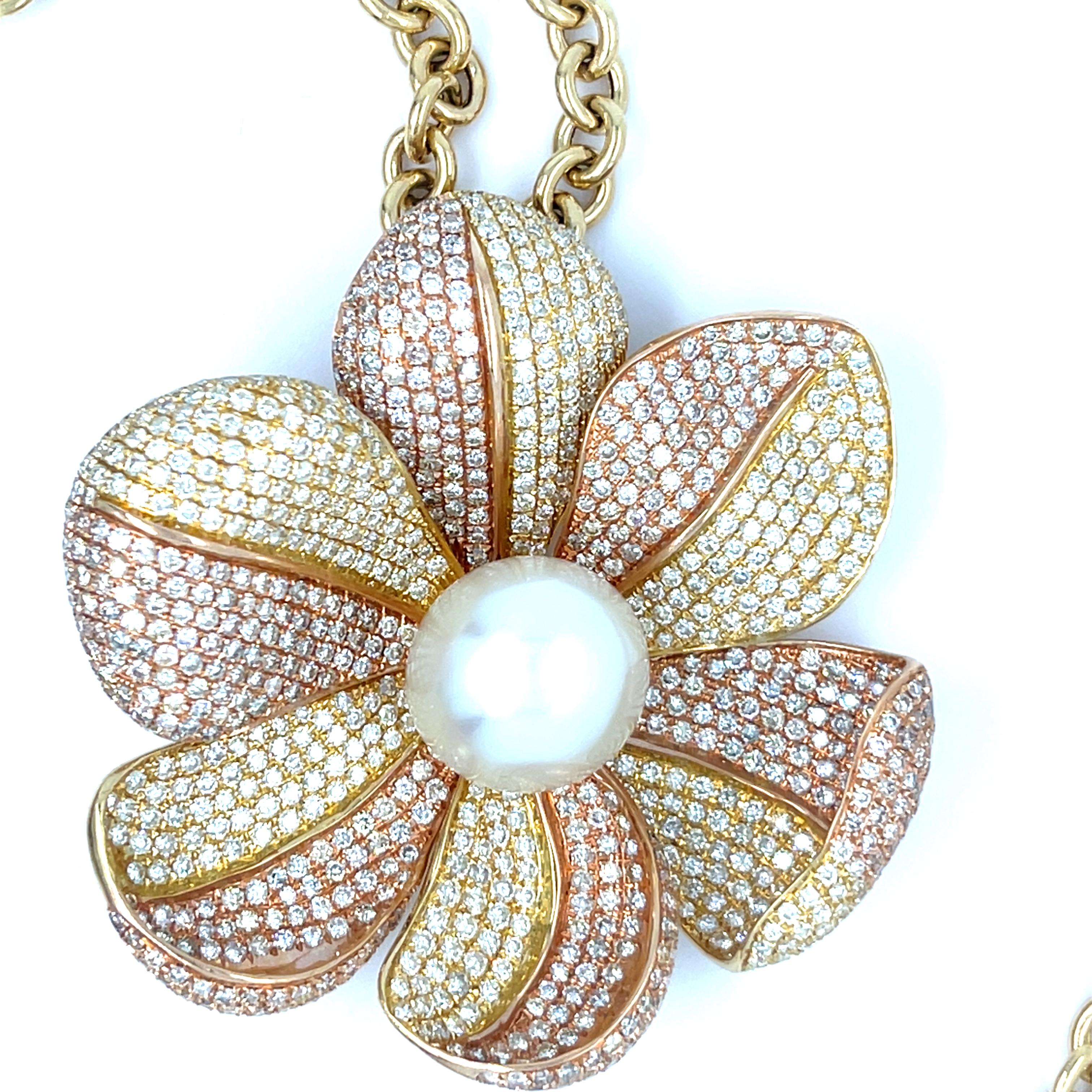 ¡Precioso Collar Colgante Flor con mucho brillo! 
Características Una perla cultivada de los Mares del Sur acentuada con diamantes talla completa de 9 ct.
Peso del diamante: Unos 9 quilates.
Perla cultivada de los Mares del Sur Medidas: 13,05 x