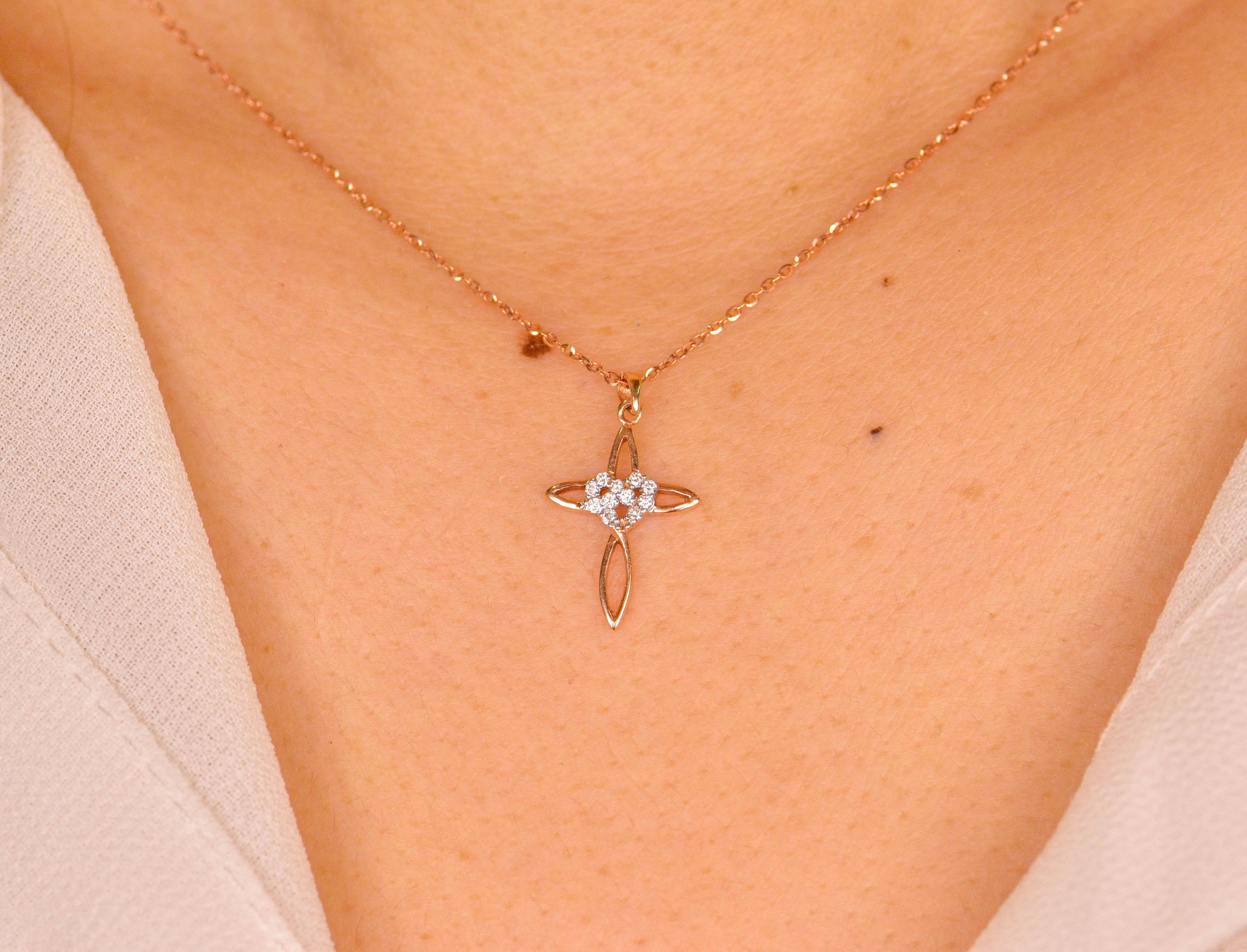 18 Karat Gold Herz- und Kreuz-Diamant-Halskette mit Kreuz-Anhänger Religiöse Halskette für Damen oder Herren im Angebot