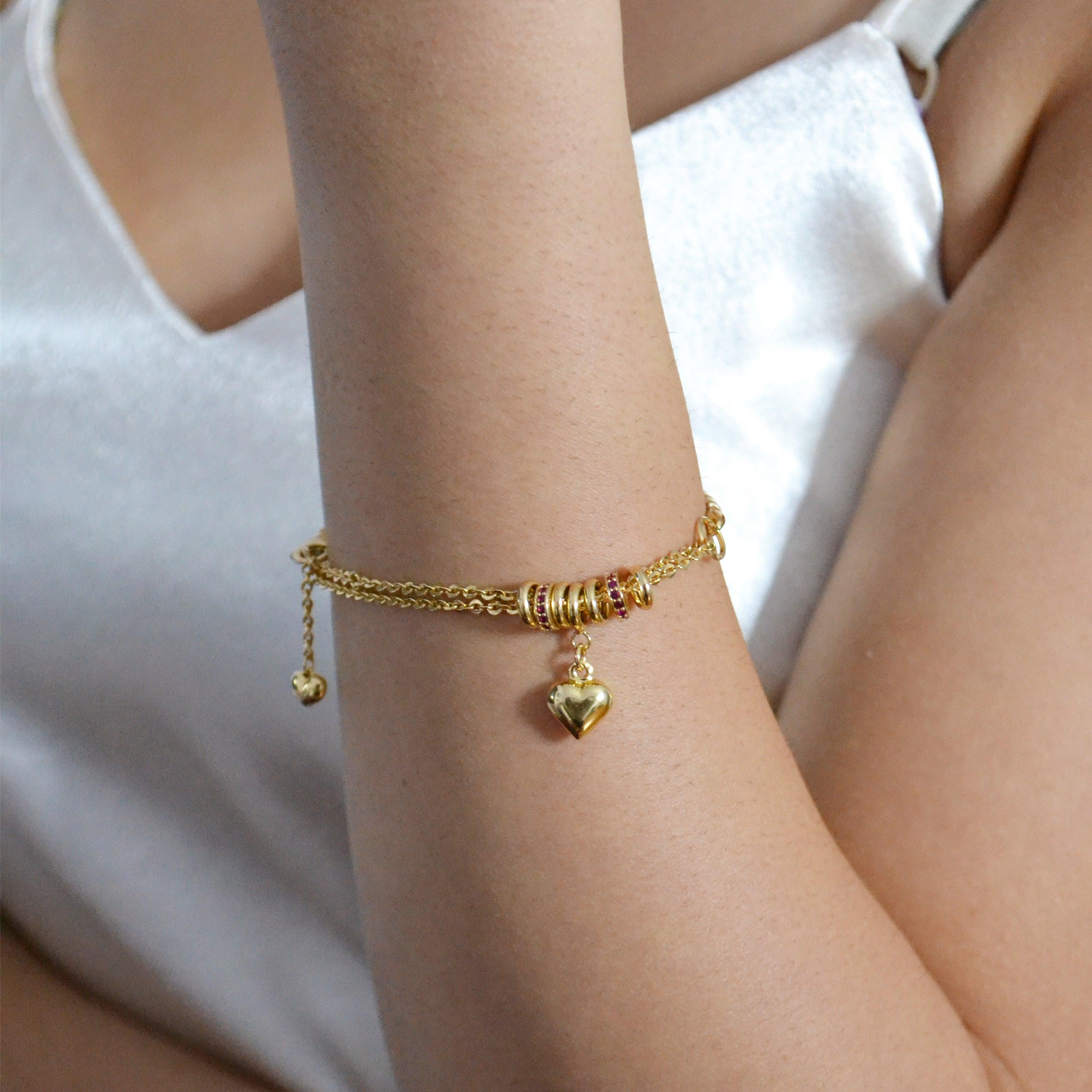 Modernista Bracciale a due maglie con charm a cuore in oro 18 carati e accenti di rubino in vendita