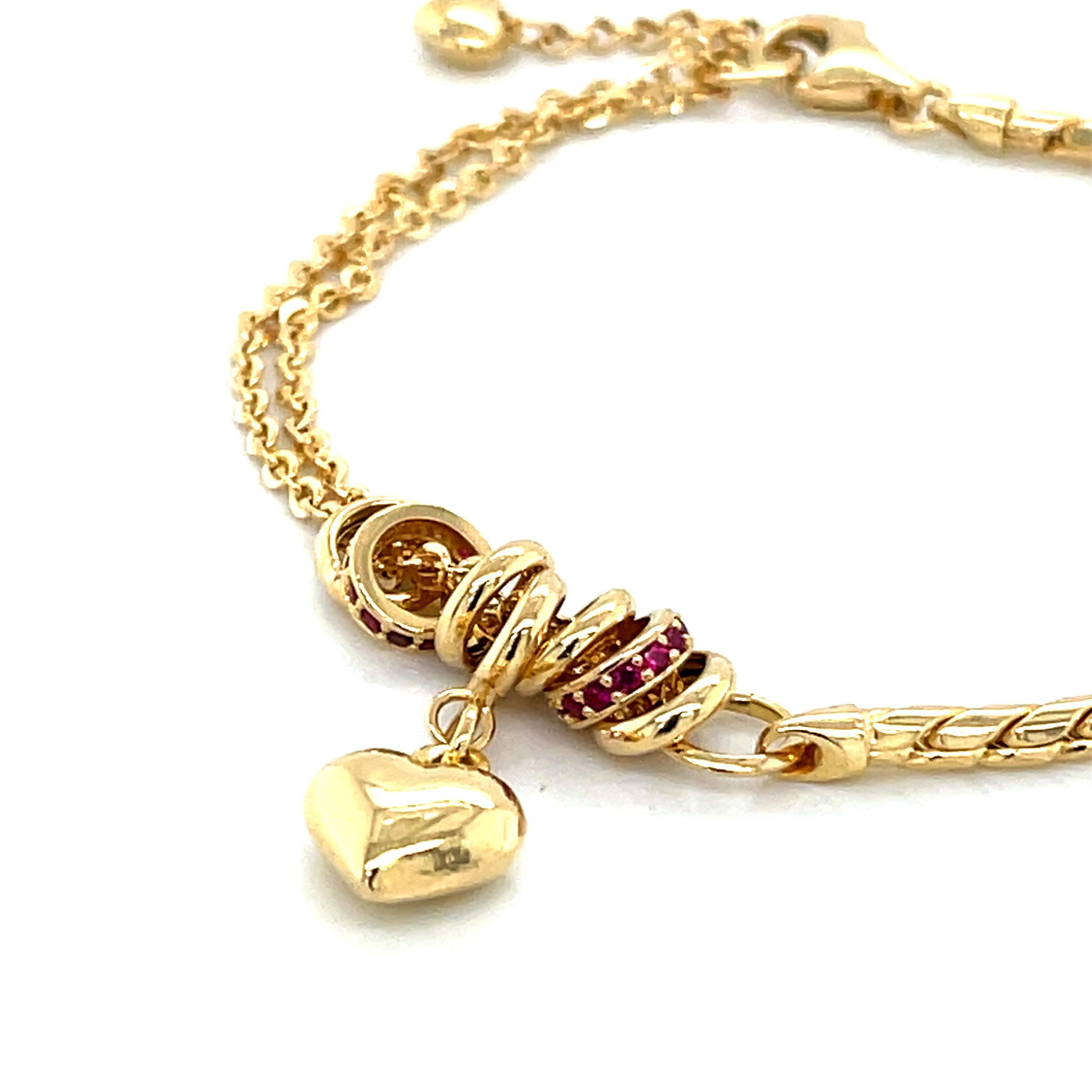 Bracciale a due maglie con charm a cuore in oro 18 carati e accenti di rubino in vendita 1