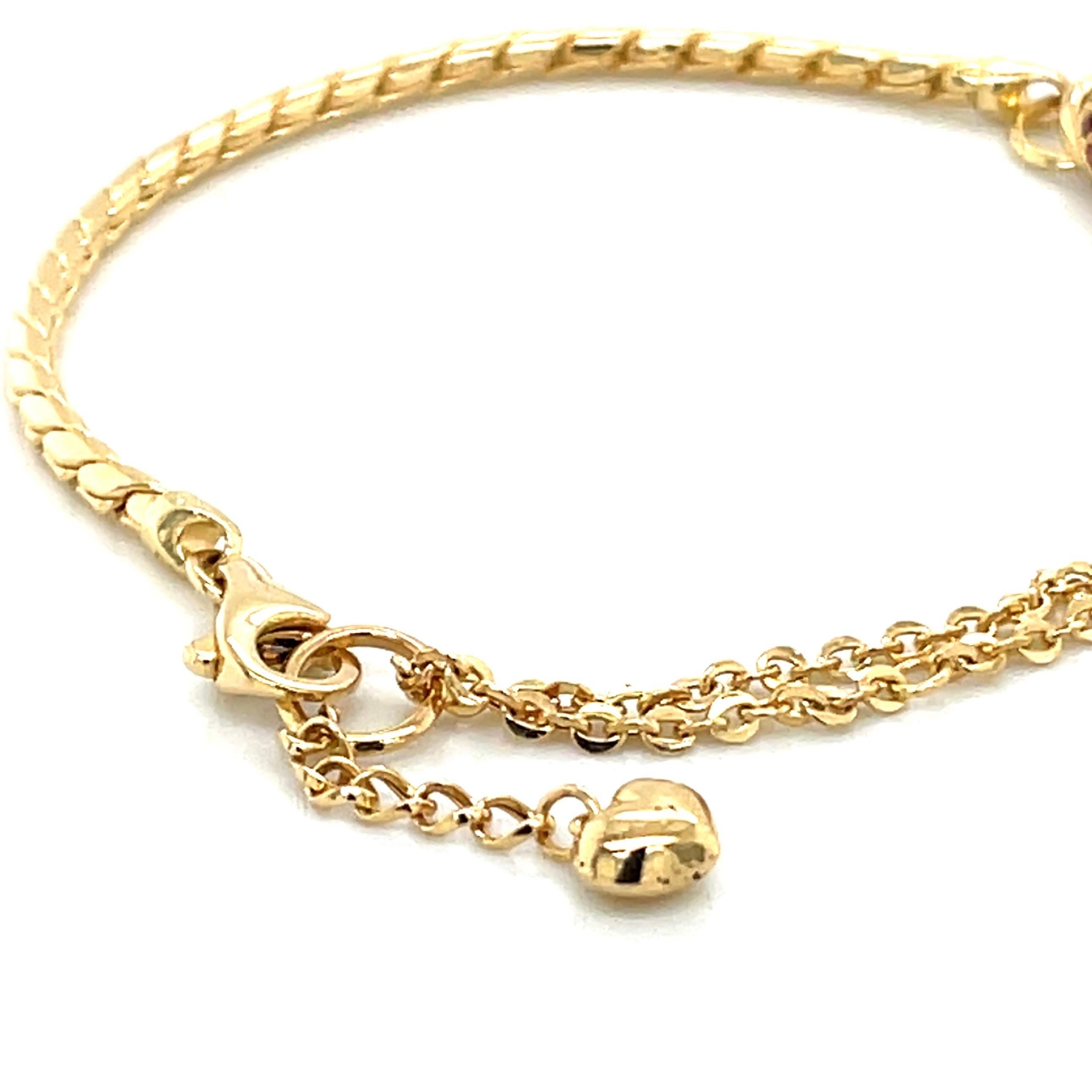 Bracciale a due maglie con charm a cuore in oro 18 carati e accenti di rubino in vendita 2