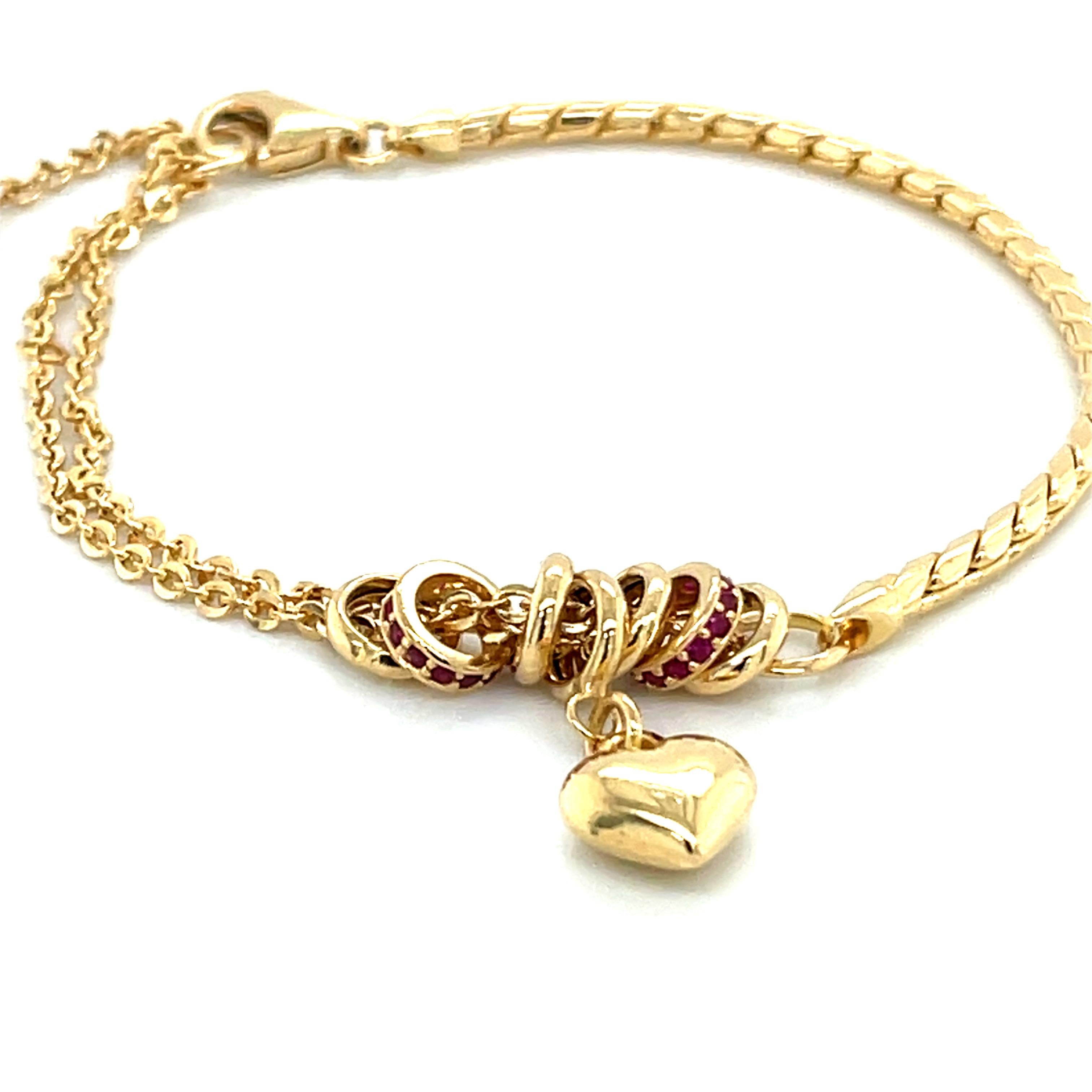 Bracciale a due maglie con charm a cuore in oro 18 carati e accenti di rubino in vendita 3