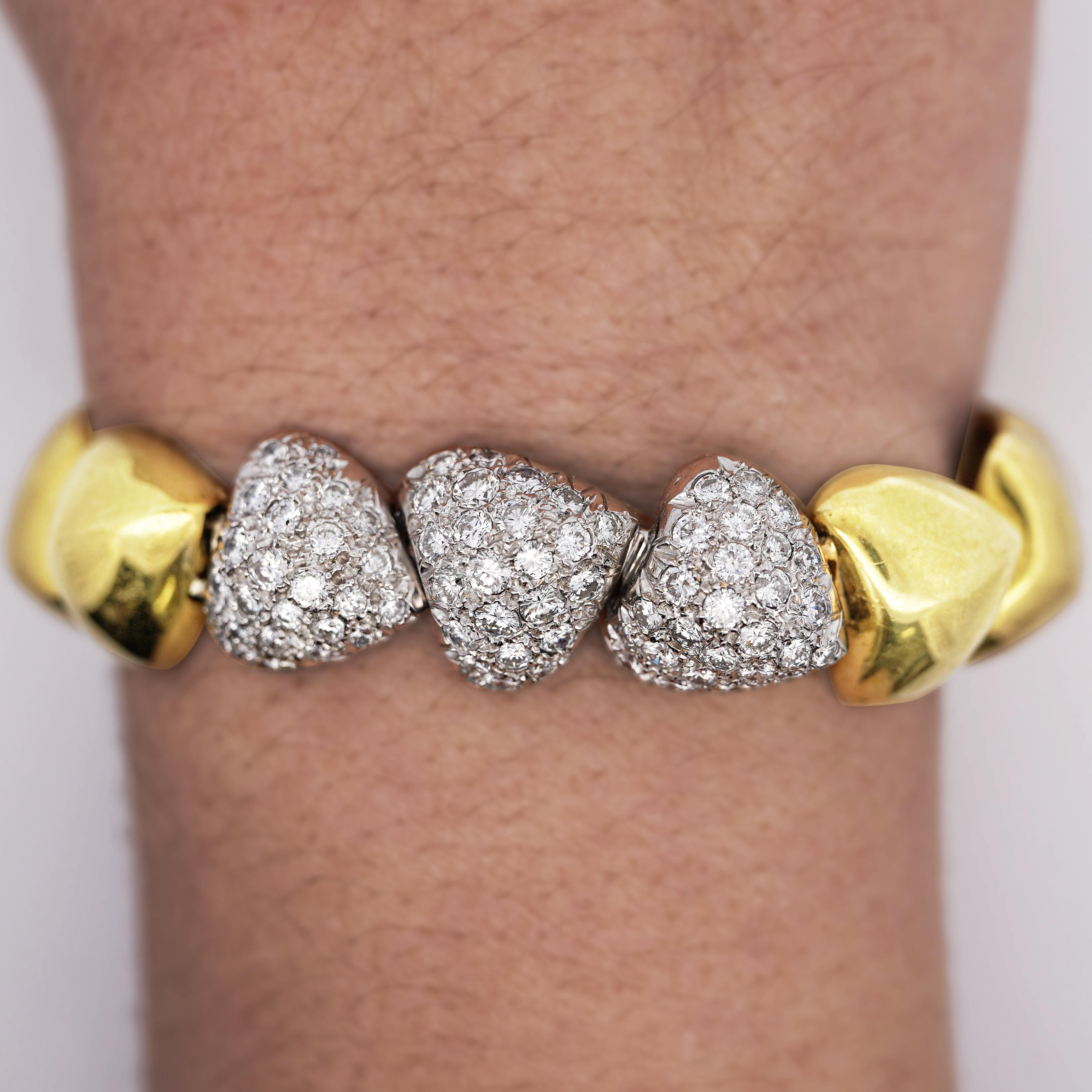 Taglio brillante Bracciale con charme a cuore in oro 18k con 3,5 carati e pavé di diamanti in vendita