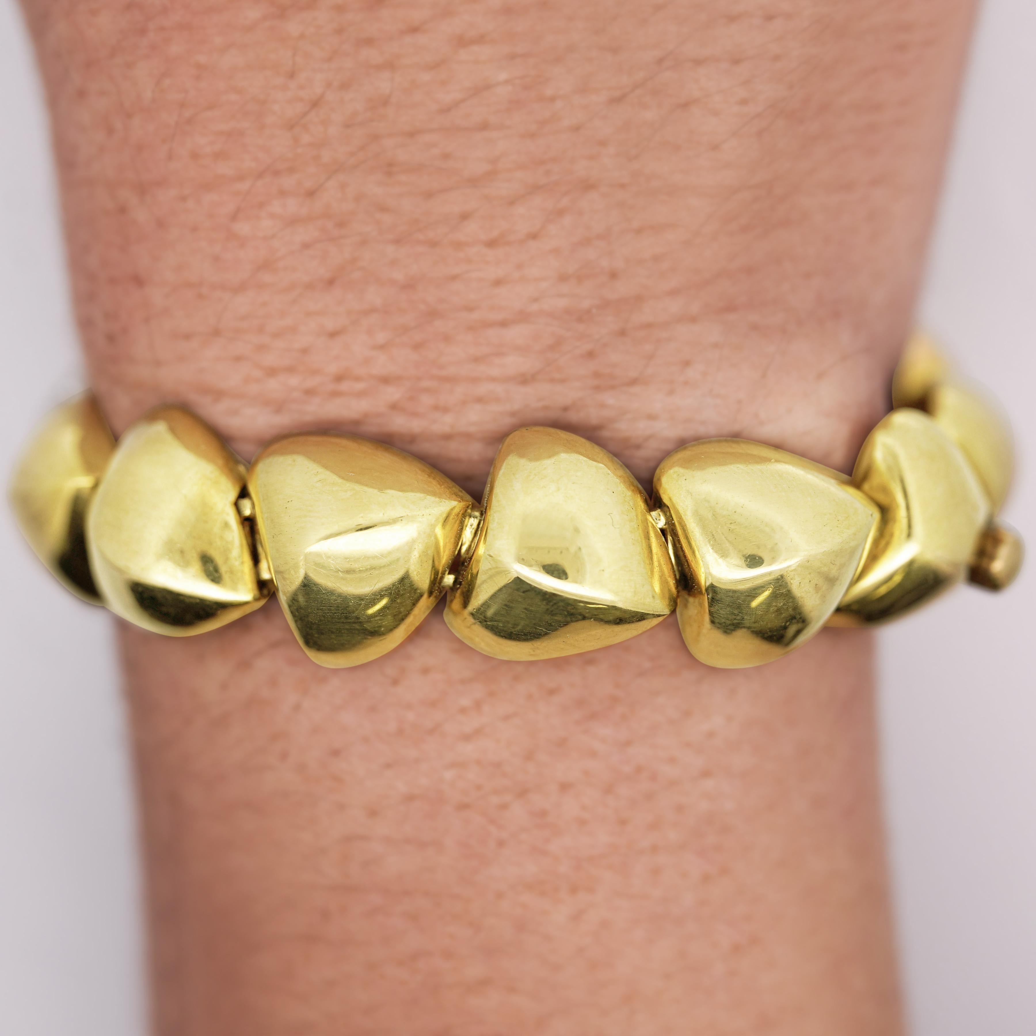 Donna Bracciale con charme a cuore in oro 18k con 3,5 carati e pavé di diamanti in vendita