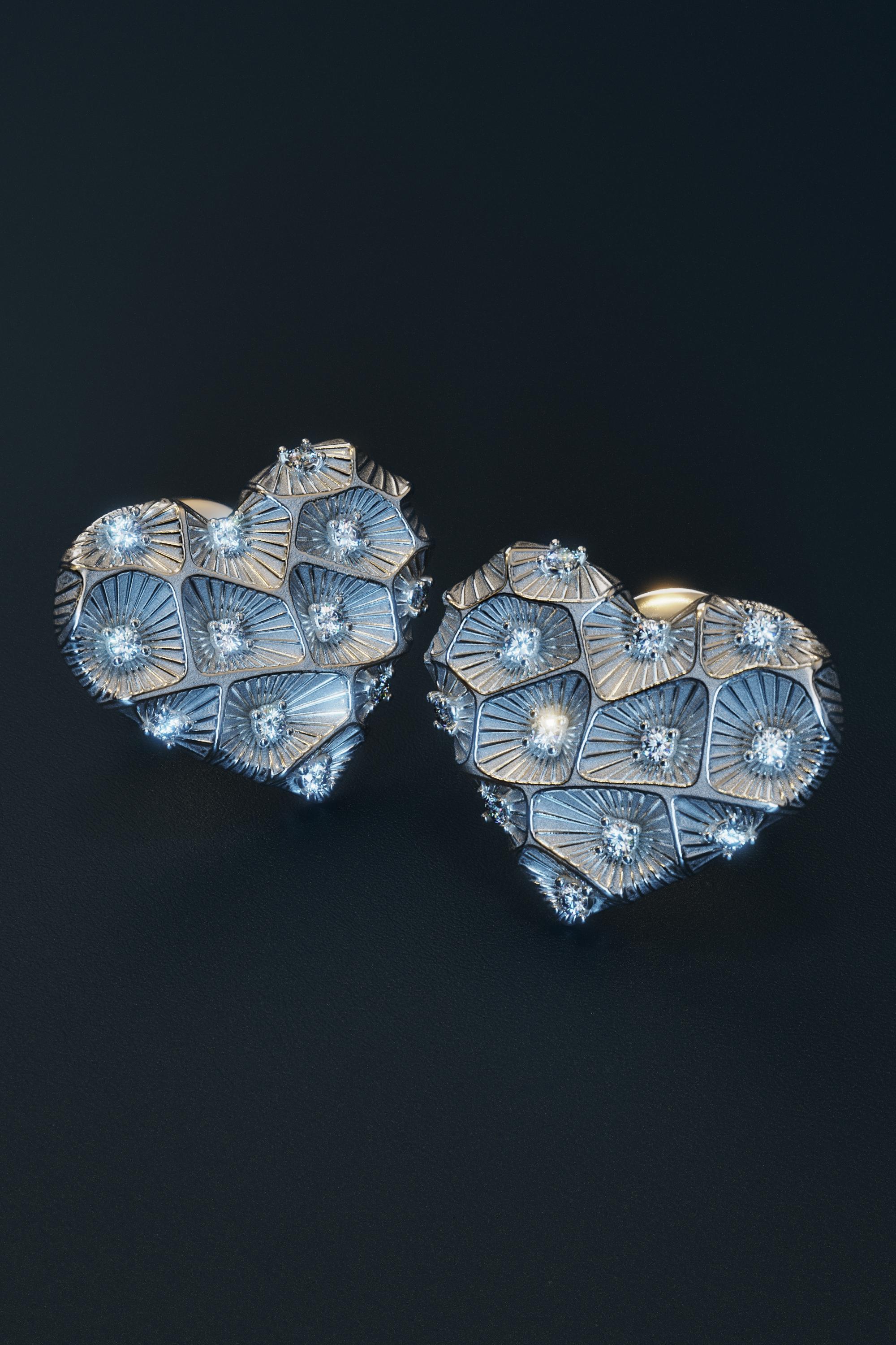 18k Gold Heart Diamond Stud Earrings With Coral Texture - Italian Jewelry For Sale 5