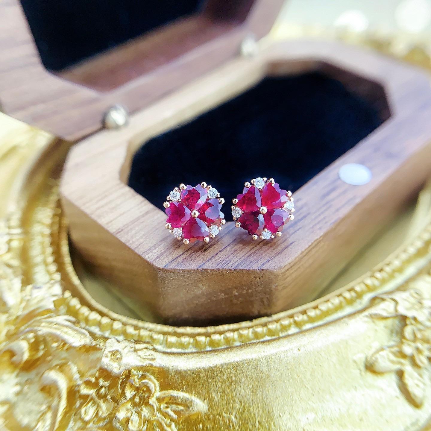 18K Gold Heart-Shaped Clover Stud Earrings with Natural Diamonds & Ruby
These exquisite 18K gold earrings embody elegance and good fortune, featuring a 1.10ct heart-shaped natural ruby set at the center of a four-leaf clover design. The clover