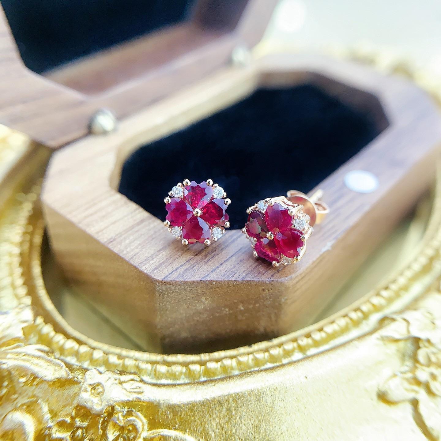 Brilliant Cut 18K Gold Heart-Shaped Clover Stud Earrings with Natural Diamonds & Ruby For Sale